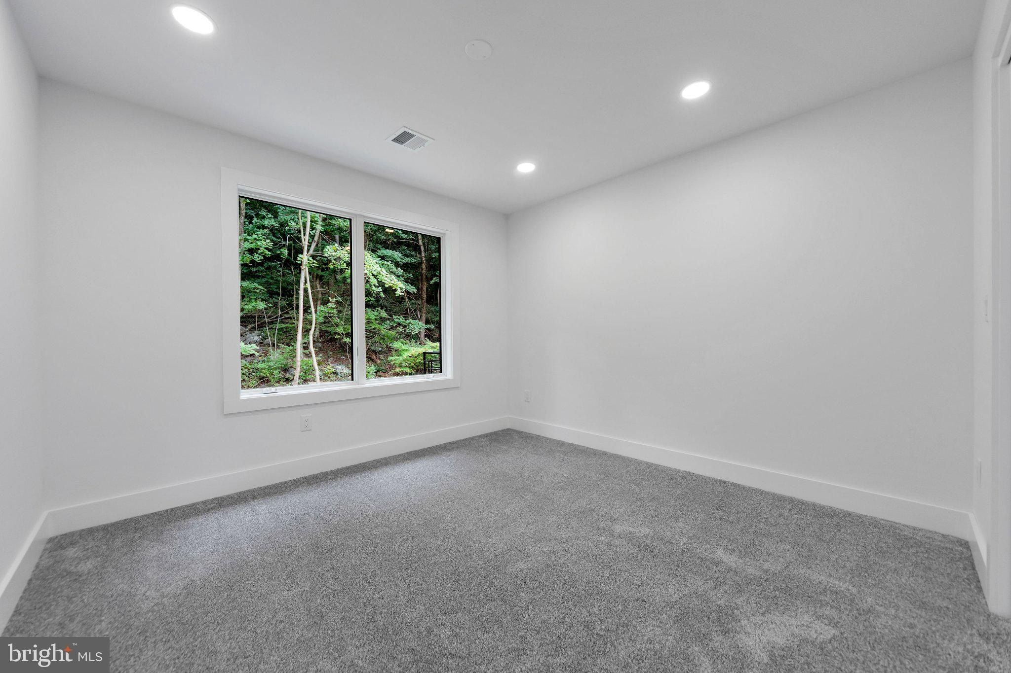 810 Maple Lane. Aston, PA 19014