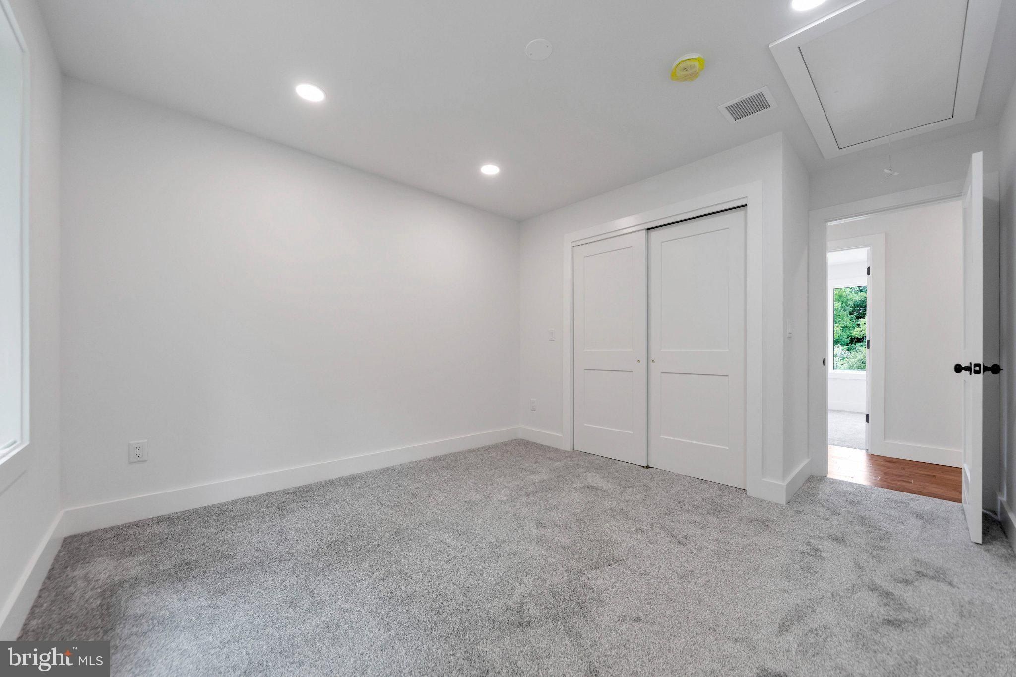 810 Maple Lane. Aston, PA 19014