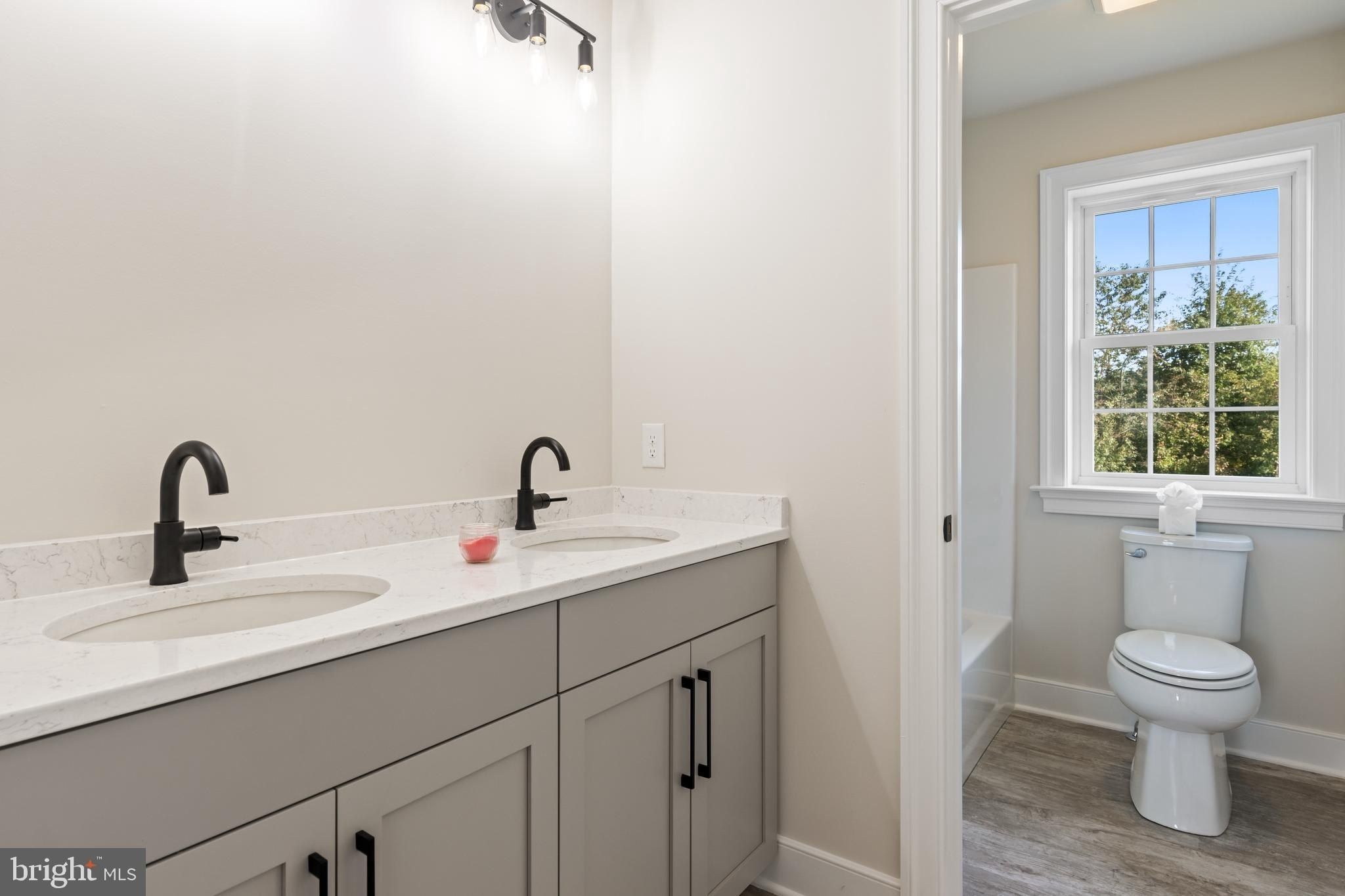 11010510 Pembrooke Street. Oxford, PA 19363