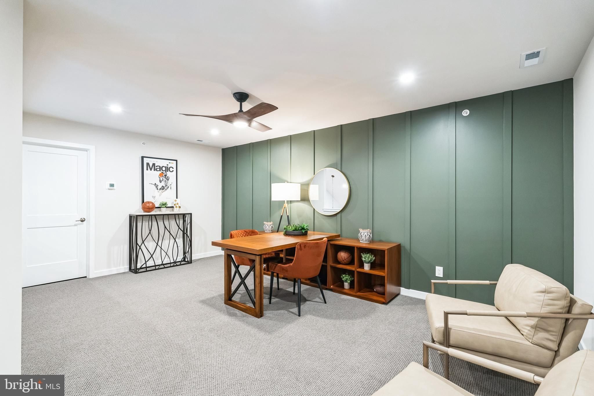 8 Ivy Lane. Levittown, PA 19055