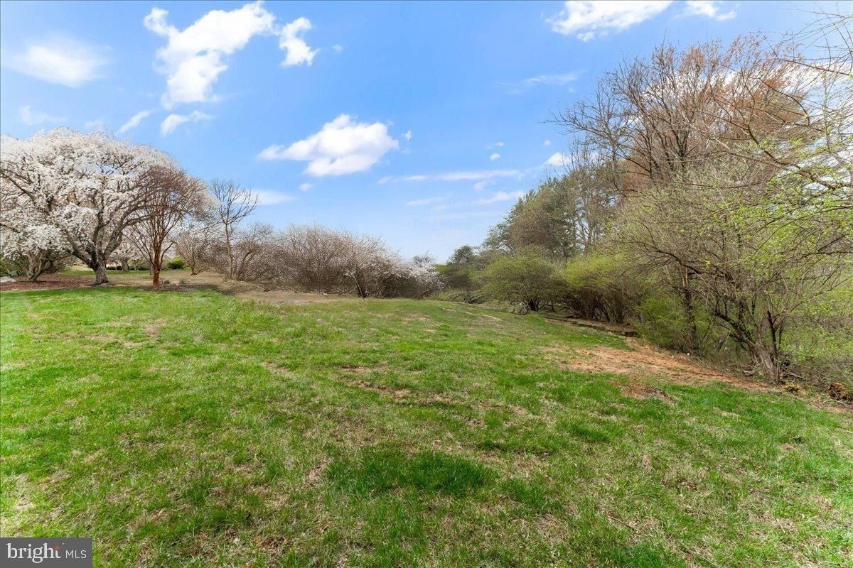 102 Knoxlyn Farm Drive. Kennett Square, PA 19348