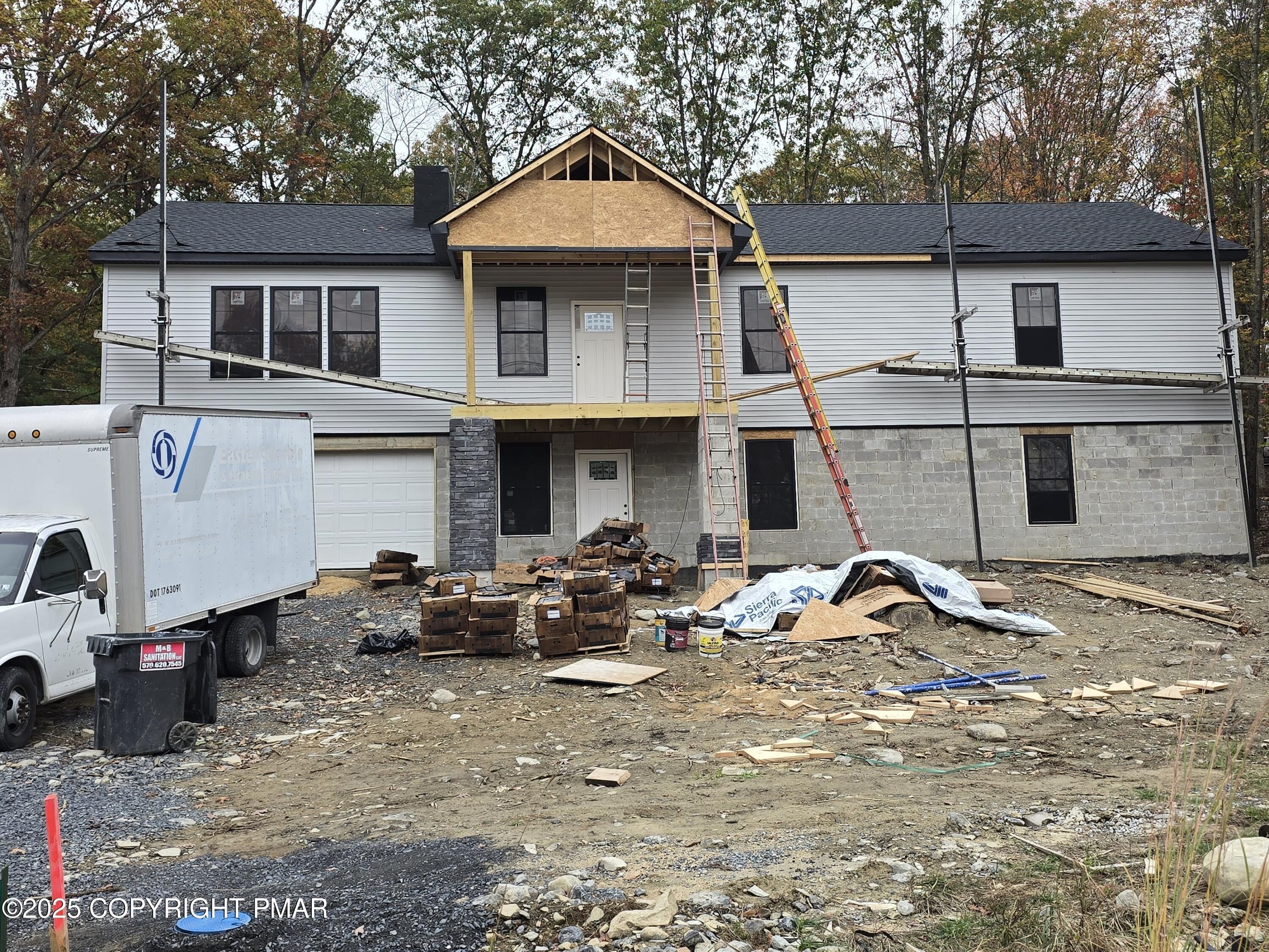 211 Brentwood Drive. Bushkill, PA 18324