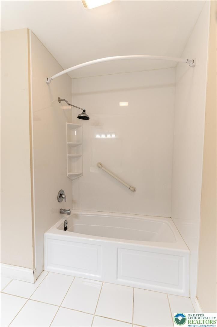 2627 Tamlynn Court. Palmer Twp, PA 18045