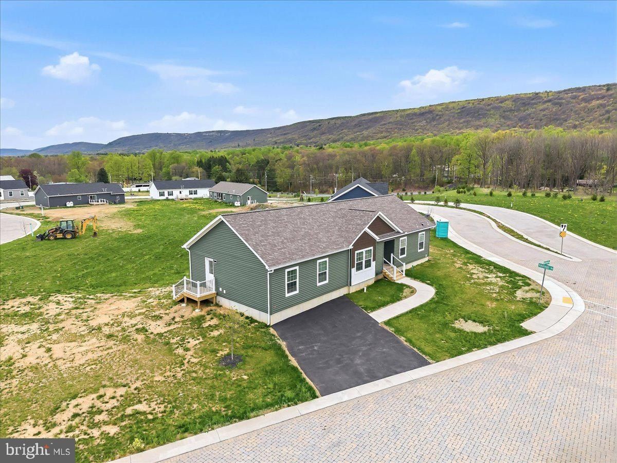 1318 Aylesbury Road. Walnutport, PA 18088