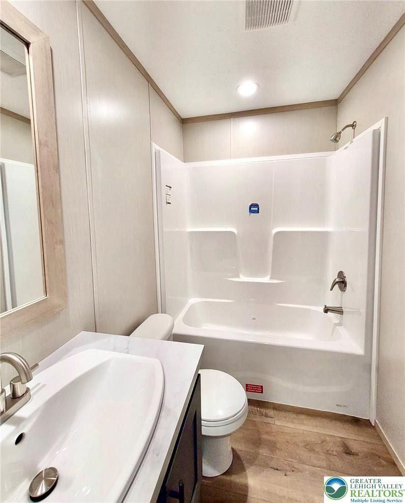 11 Woodland Lane. Mertztown, PA 19539