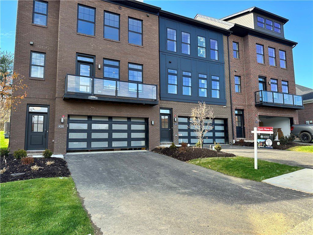 404 Magnolia Drive. Venetia, PA 15367