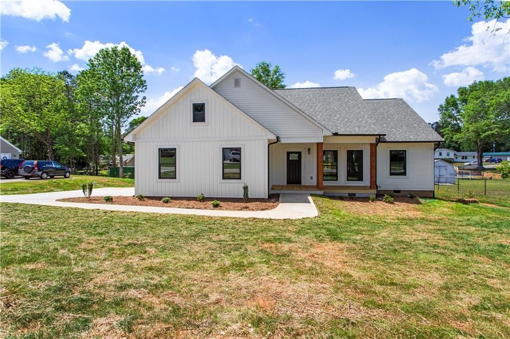 510 Shady Pine Drive. Seneca, SC 29678