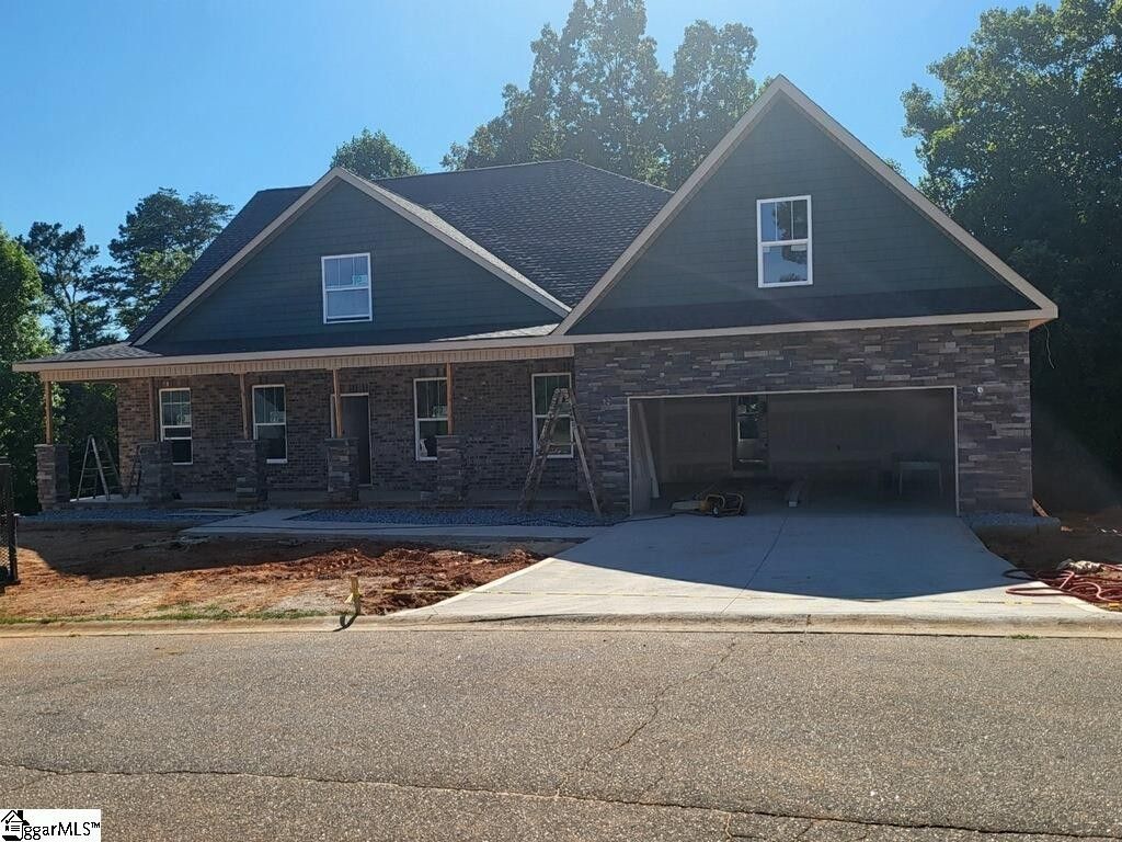 154 Floyd Meadow Drive. Inman, SC 29349