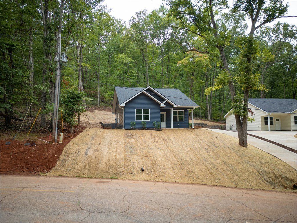 400 Hickory Trail. Westminster, SC 29693