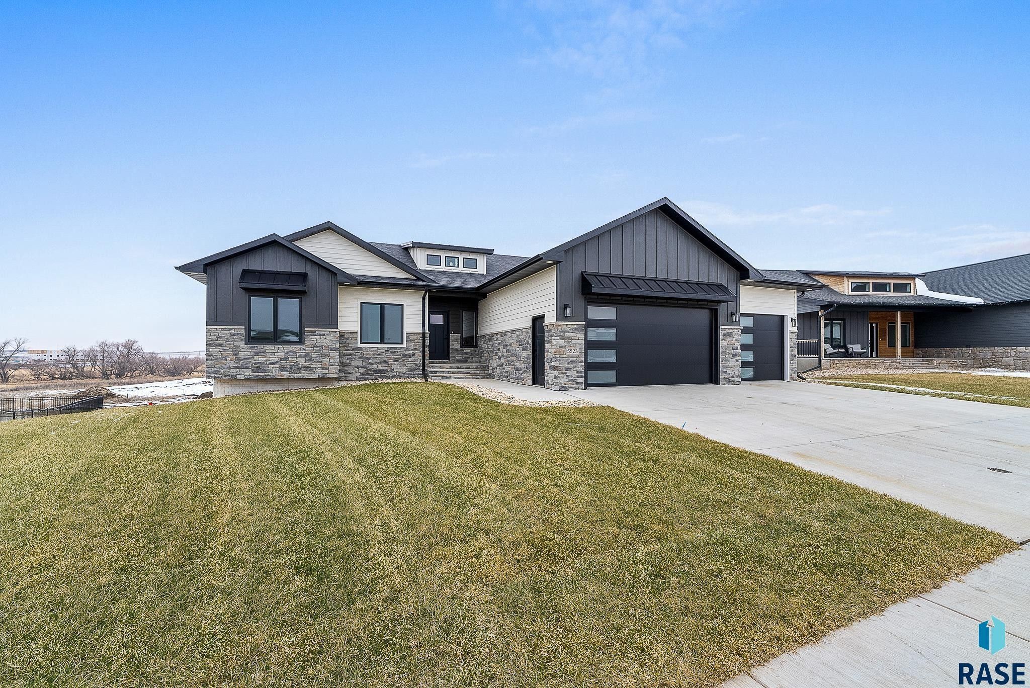 5523 W Colonial Ct. Sioux Falls, SD 57107