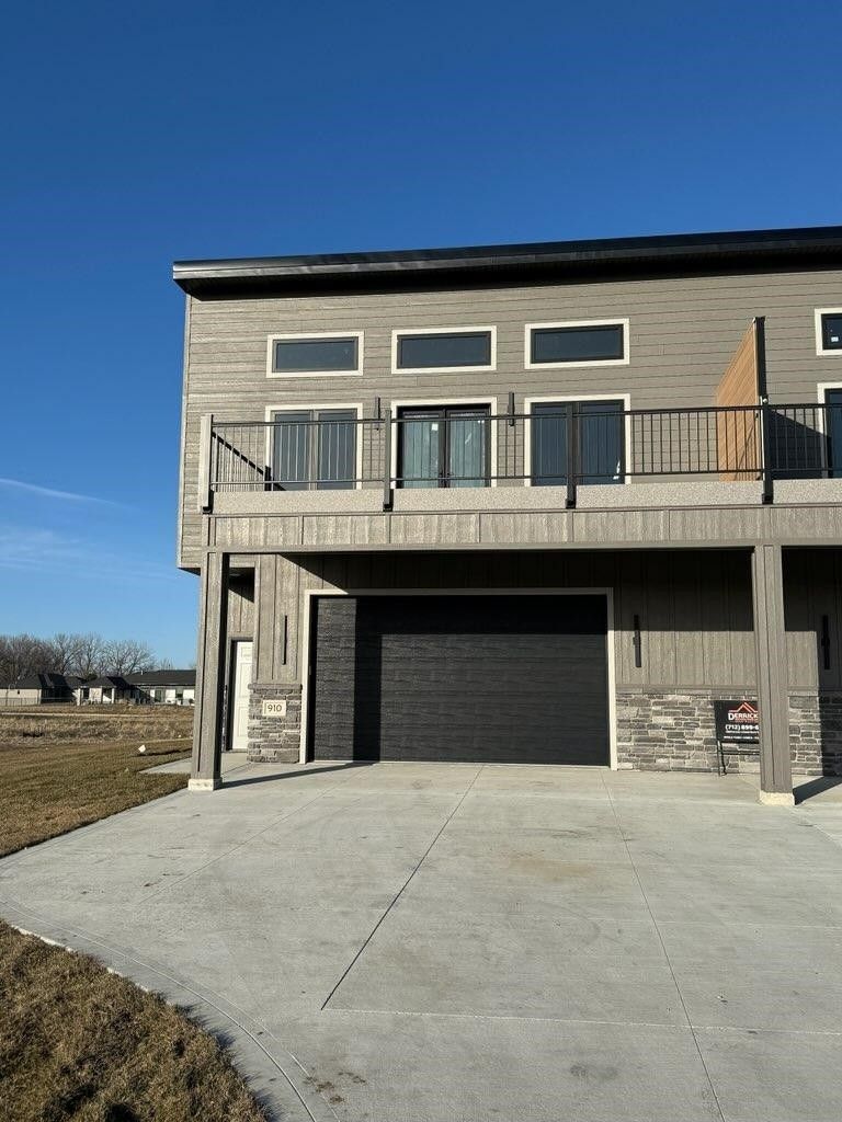 910 S Turtle Cove. North Sioux City, SD 57049