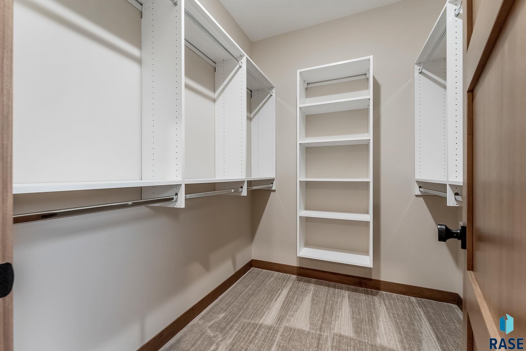 5406 W Colonial Ct. Sioux Falls, SD 57107