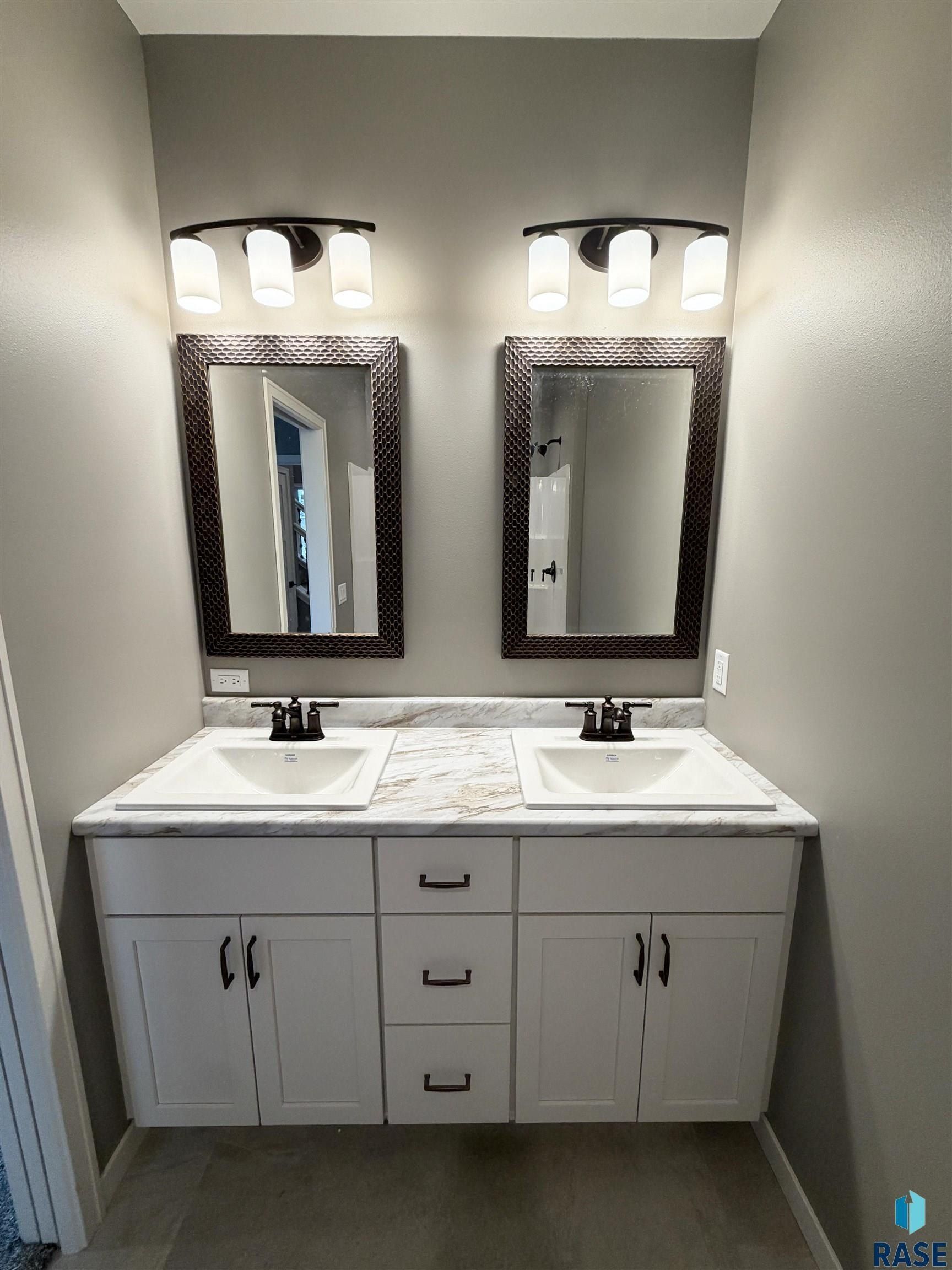 5927 S Spirea Ave. Sioux Falls, SD 57108