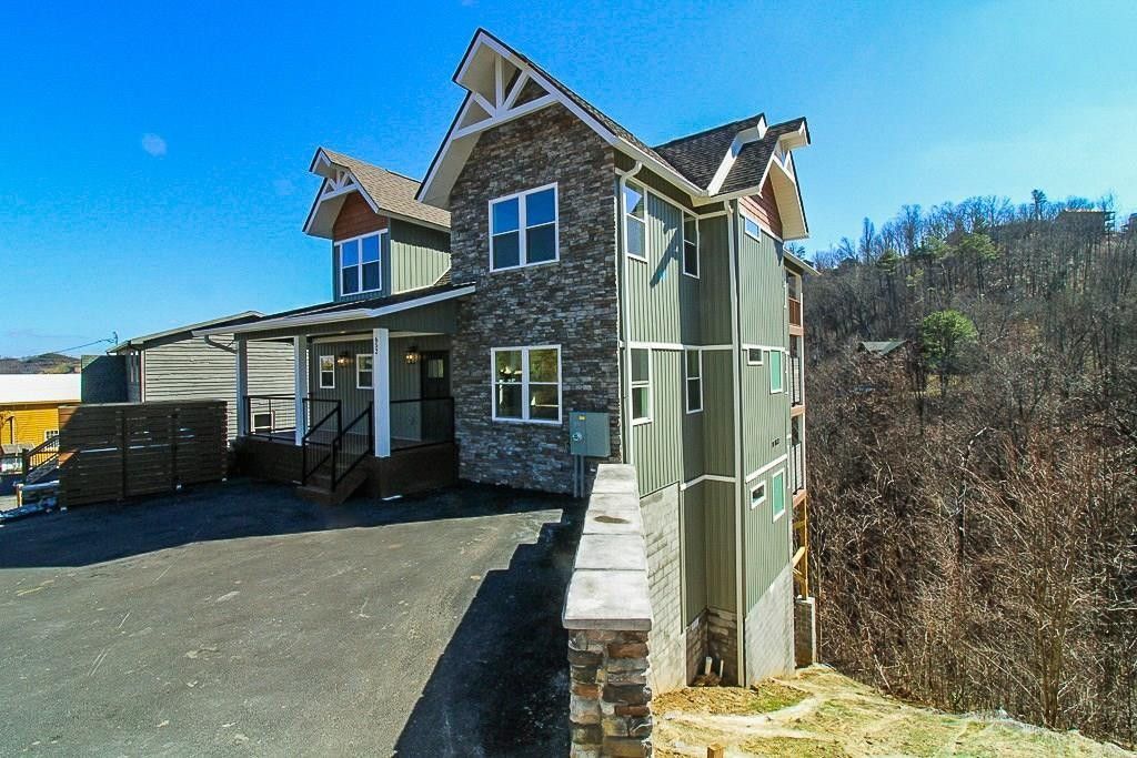 652 Pinecrest Drive. Gatlinburg, TN 37738