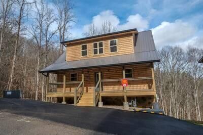 3292 Pine Peak Way. Sevierville, TN 37862