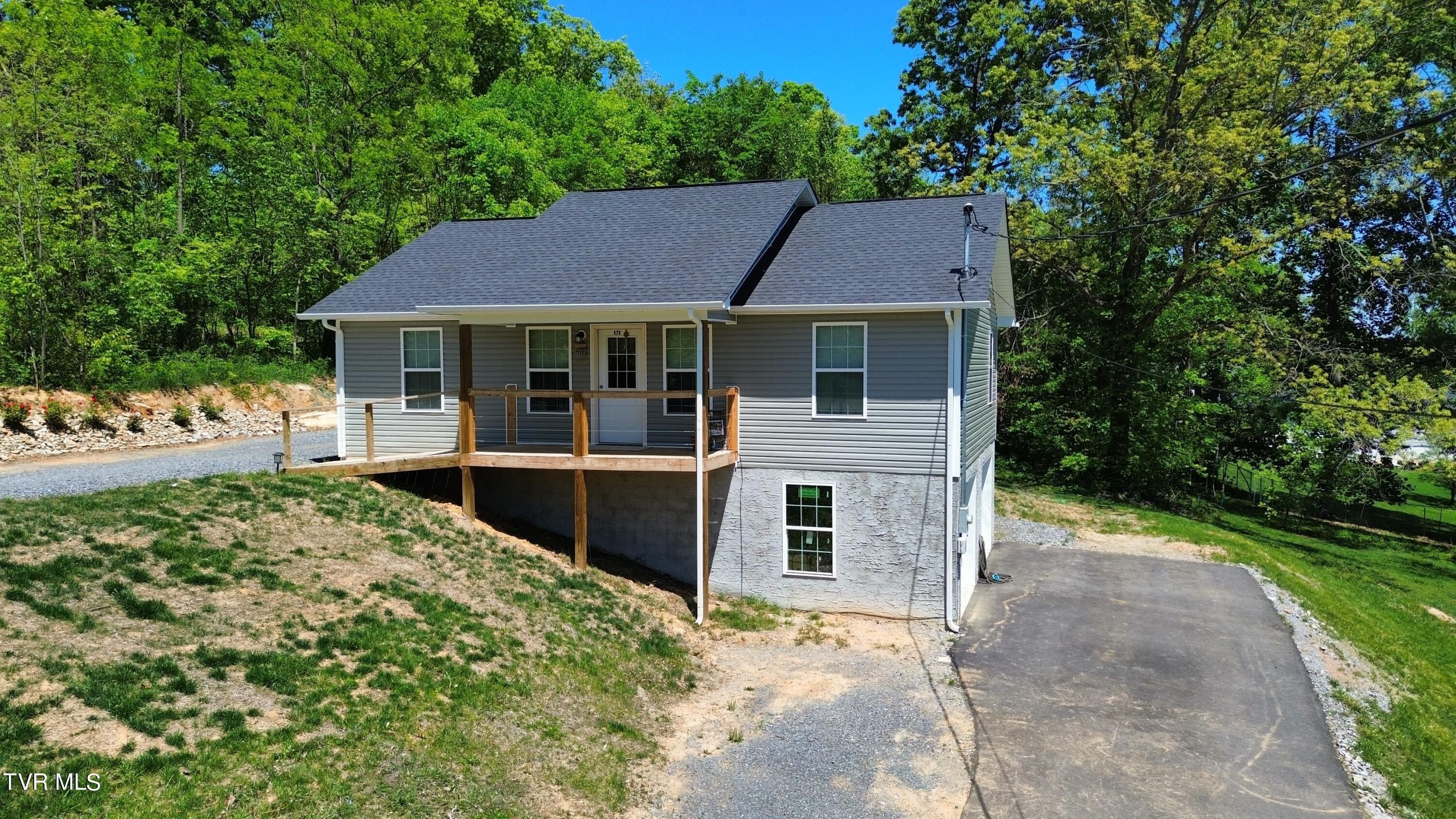 826 Pleasant View Drive. Dandridge, TN 37725