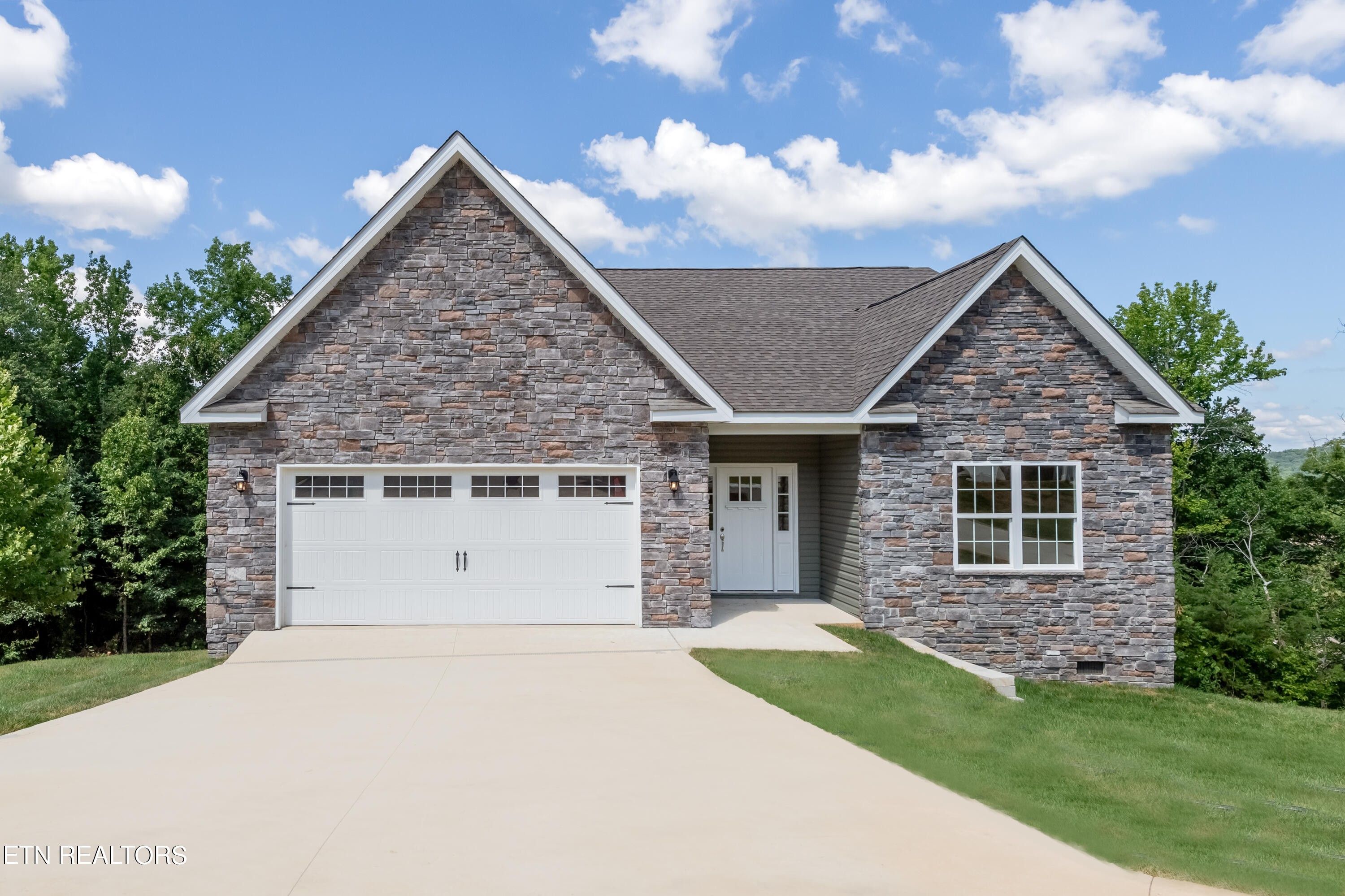 3233 Oakwood Hills Lane. Knoxville, TN 37931