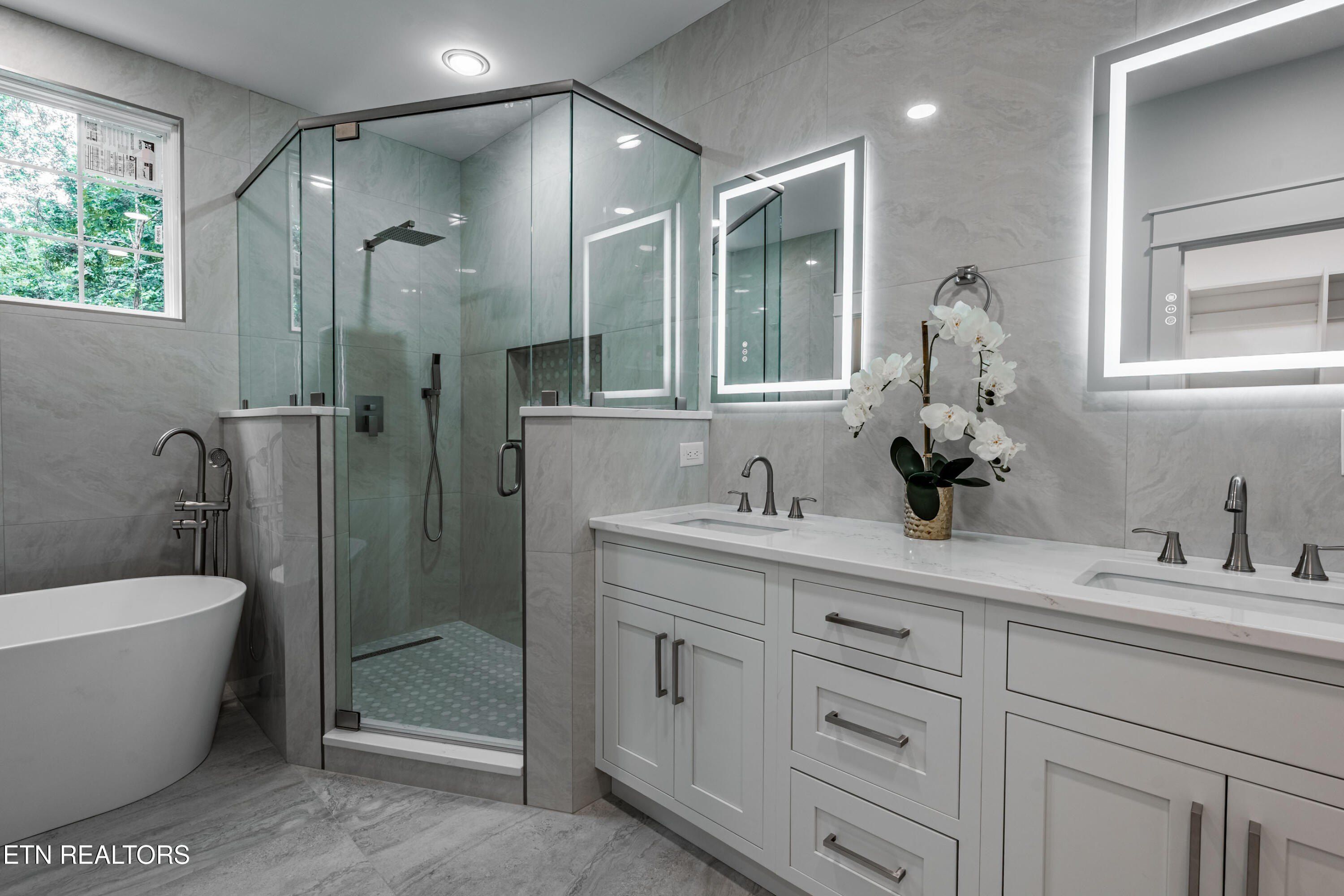 222 Oostanali Way. Loudon, TN 37774