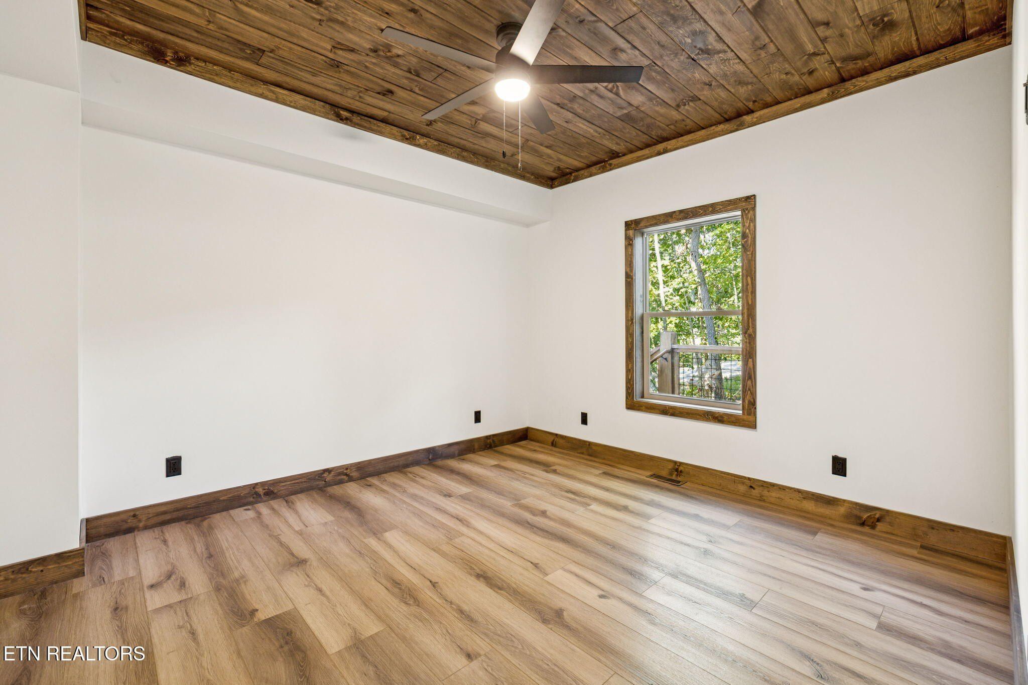 717 Country Oaks Lane. Lafollette, TN 37766