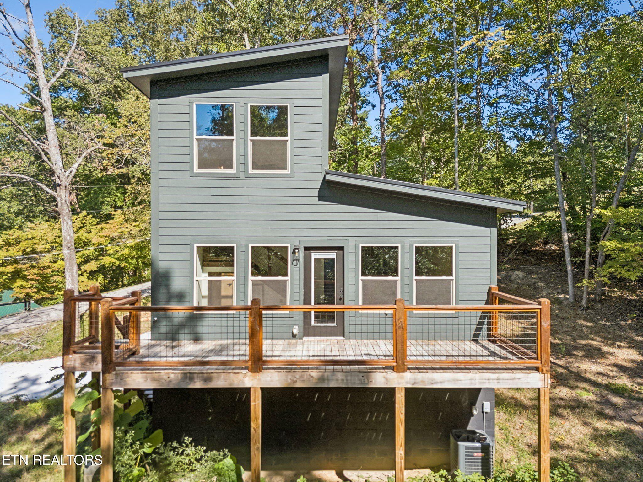 689717 Country Oaks Lane. Lafollette, TN 37766