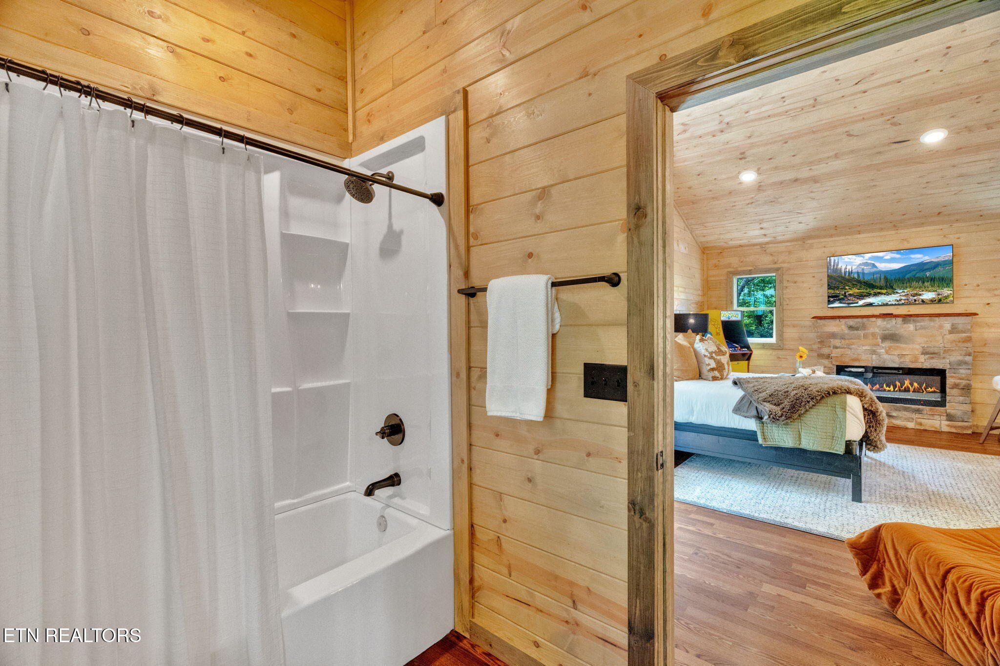 2420 Old Barn Circle. Sevierville, TN 37876