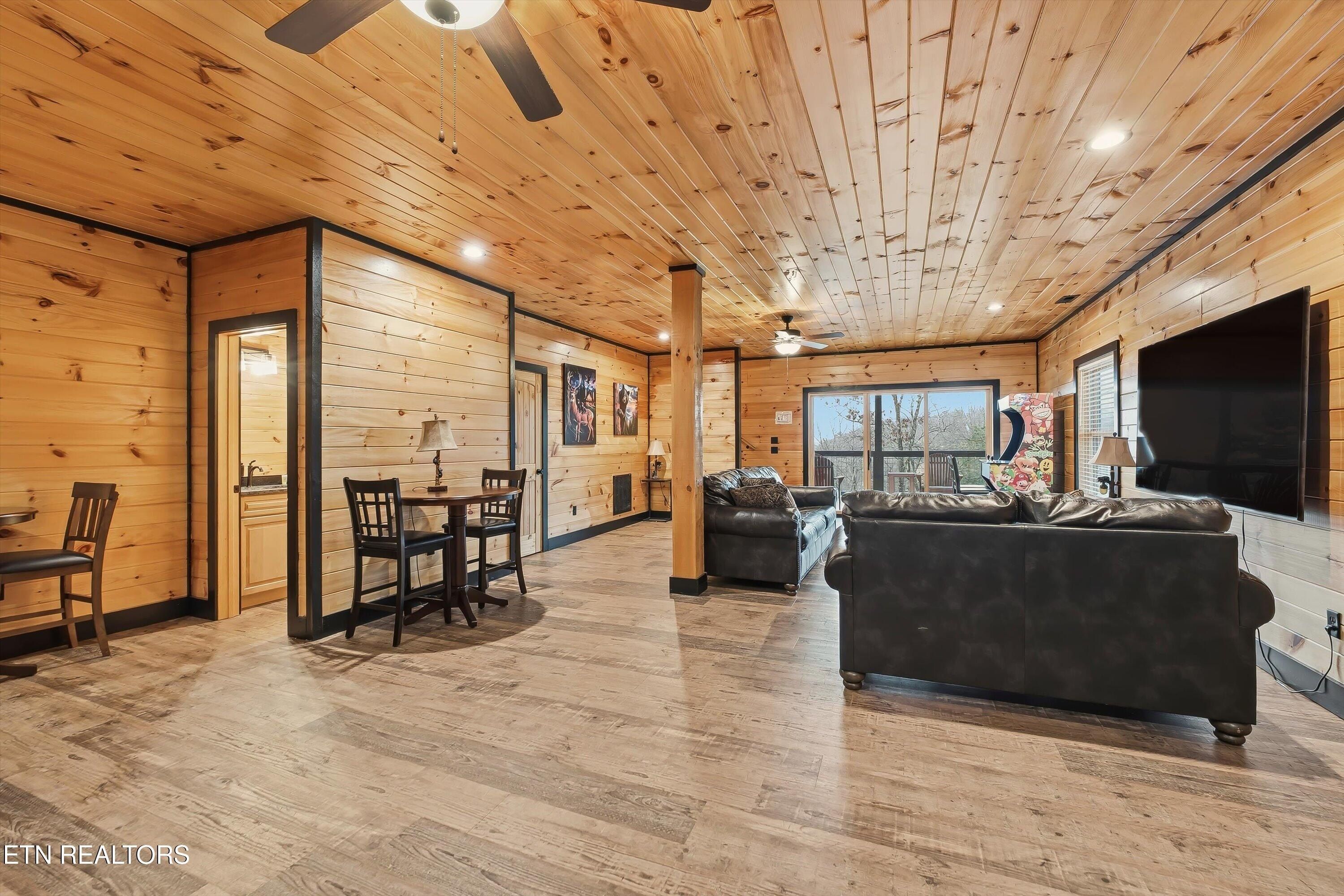 1110 Laddie Buck Lane. Gatlinburg, TN 37738