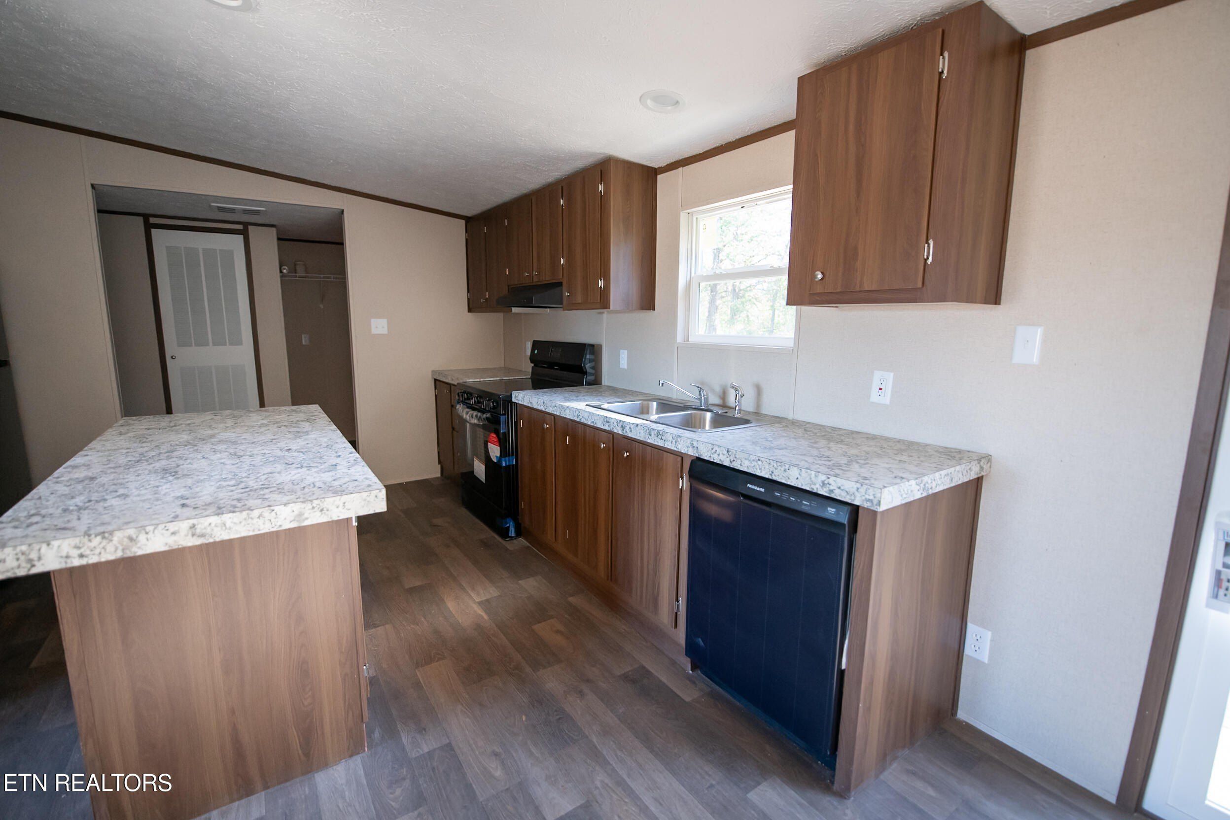 189 Meadow Lawn Drive. Englewood, TN 37329