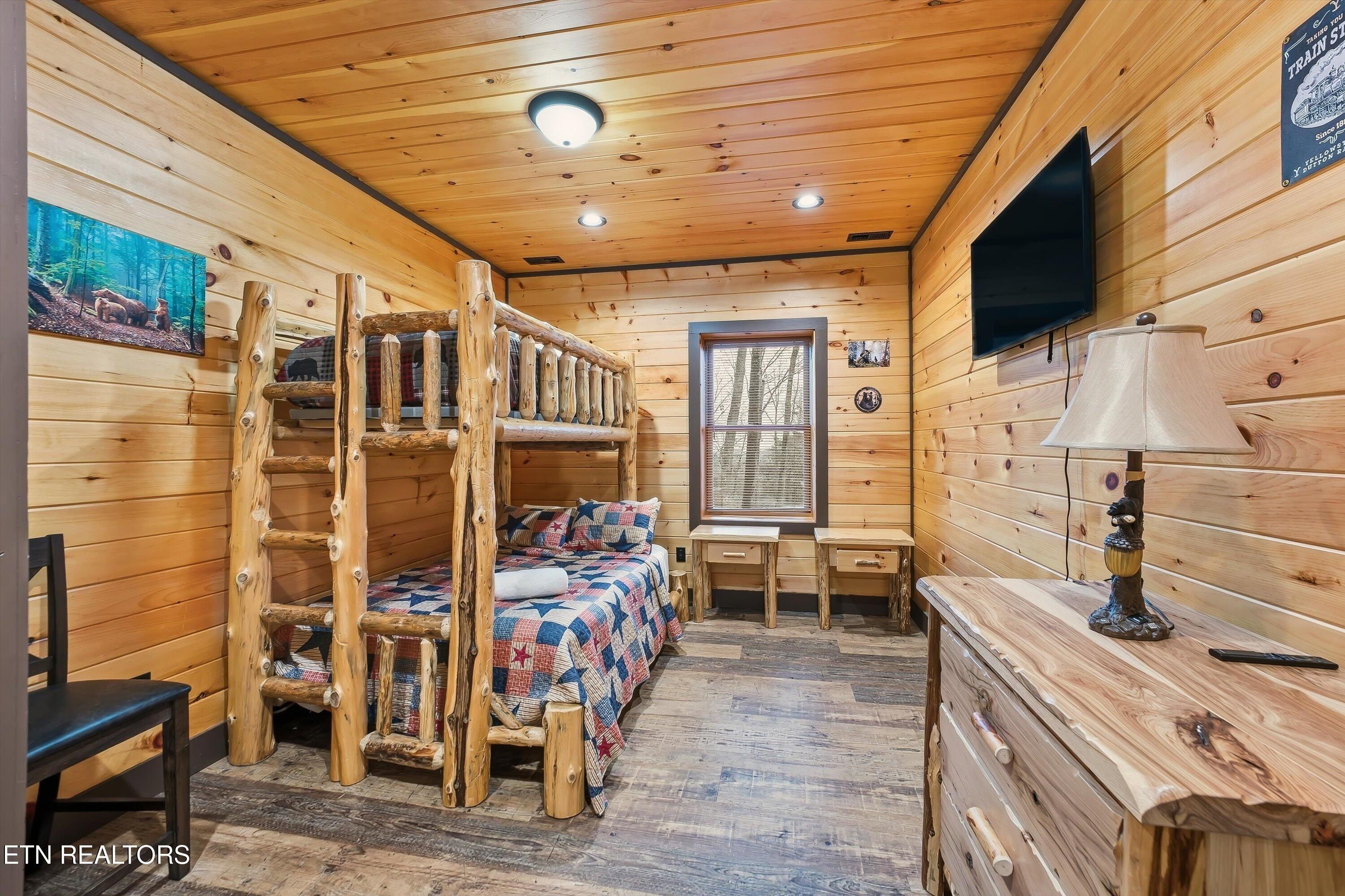 1104 Laddie Buck Lane. Gatlinburg, TN 37738