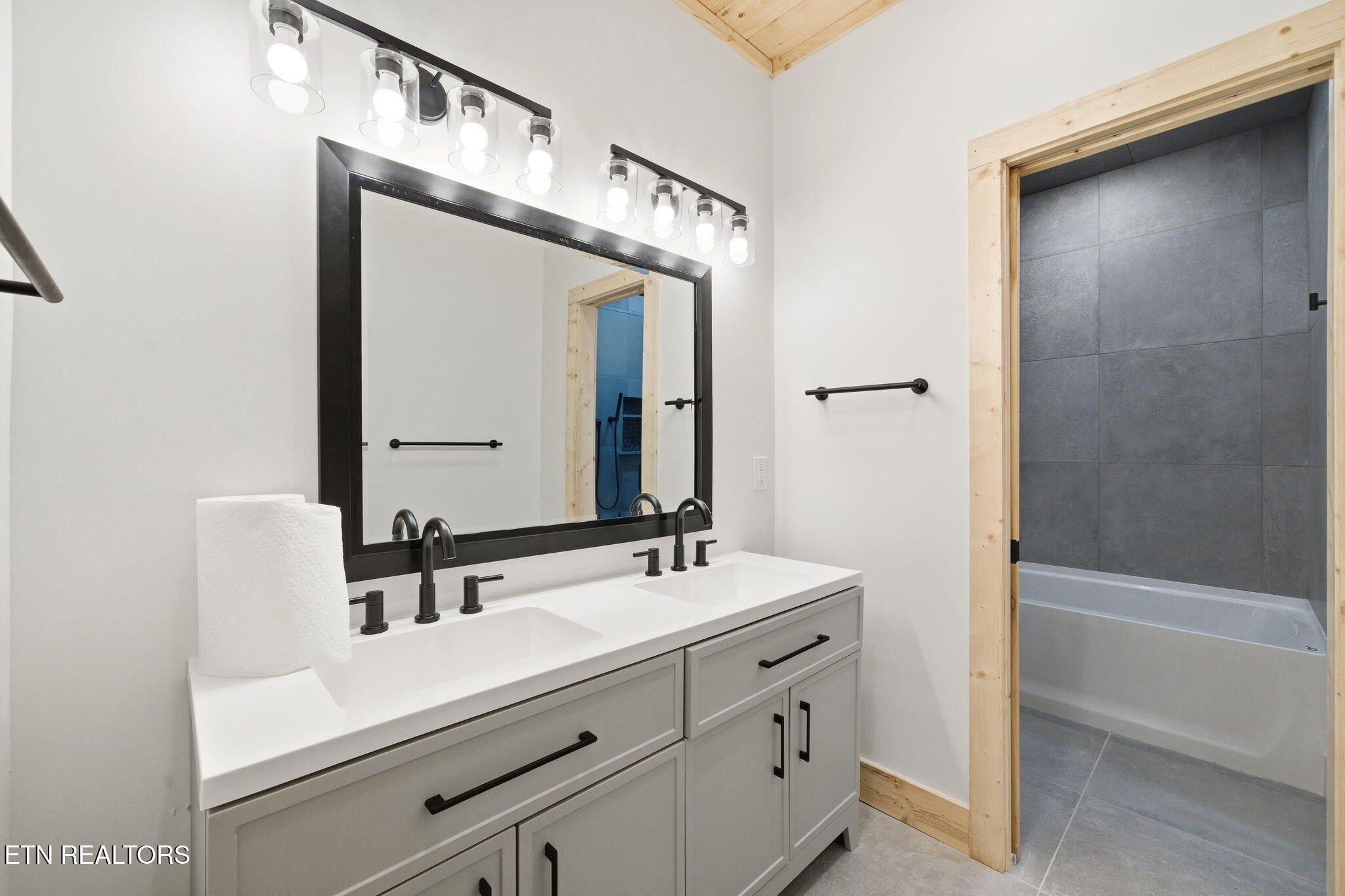 644 Ridge Top Loop. Gatlinburg, TN 37738