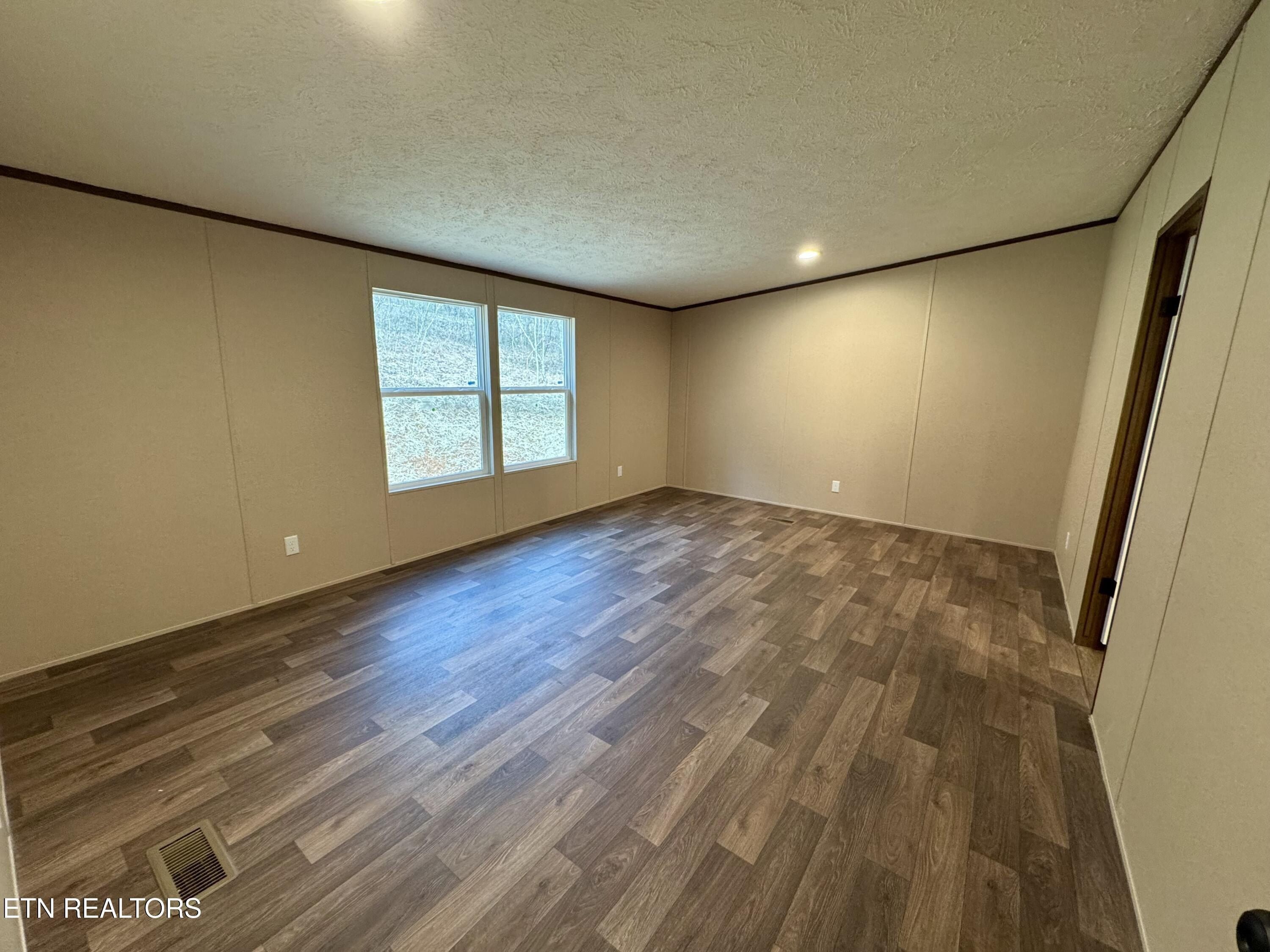 252 Ledgerwood Lane. Kingston, TN 37763