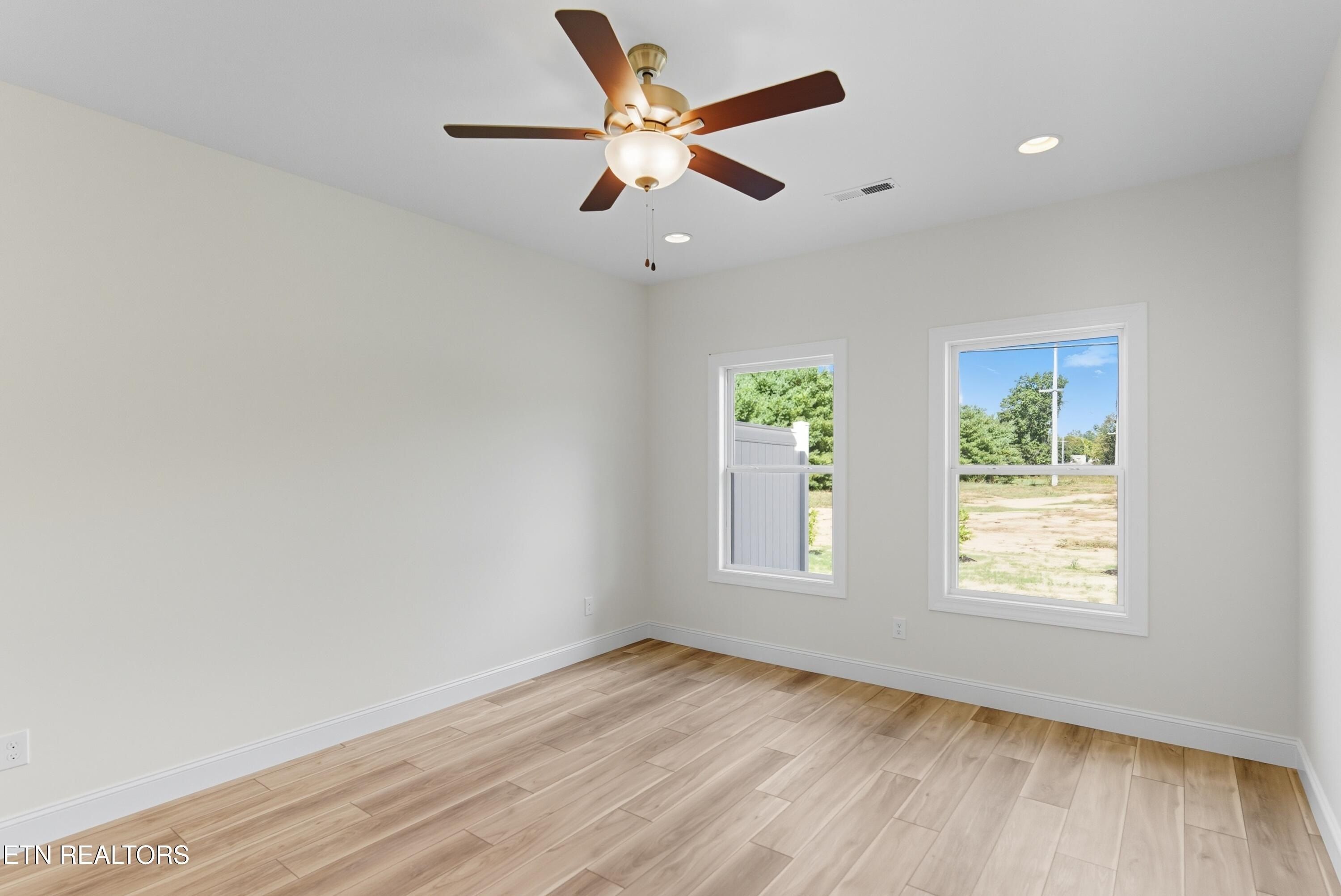 7352 Whispering Creek Lane. Powell, TN 37849