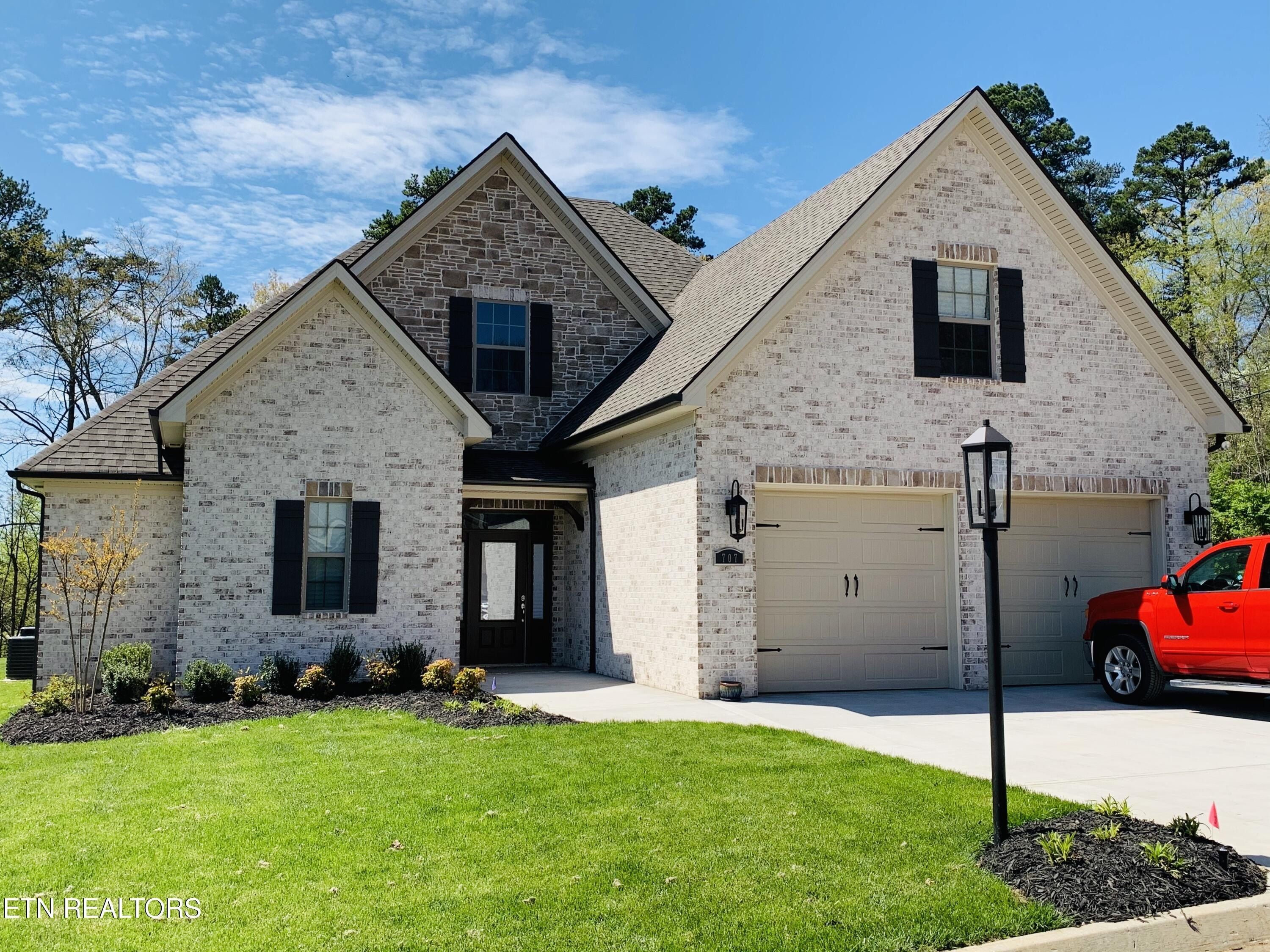 327 Rugby Manor Lane. Knoxville, TN 37923