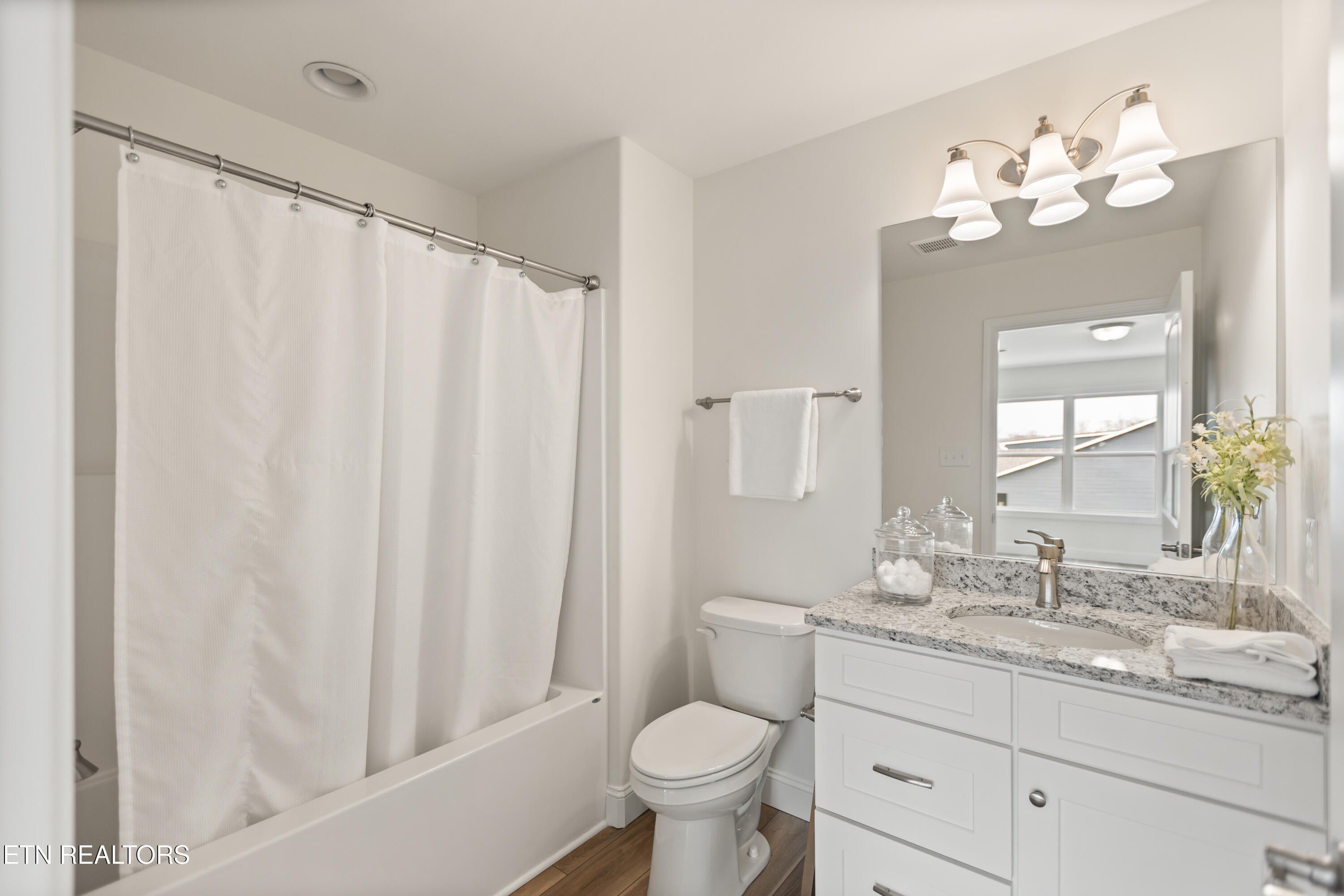 7330 Whispering Creek Lane. Powell, TN 37849