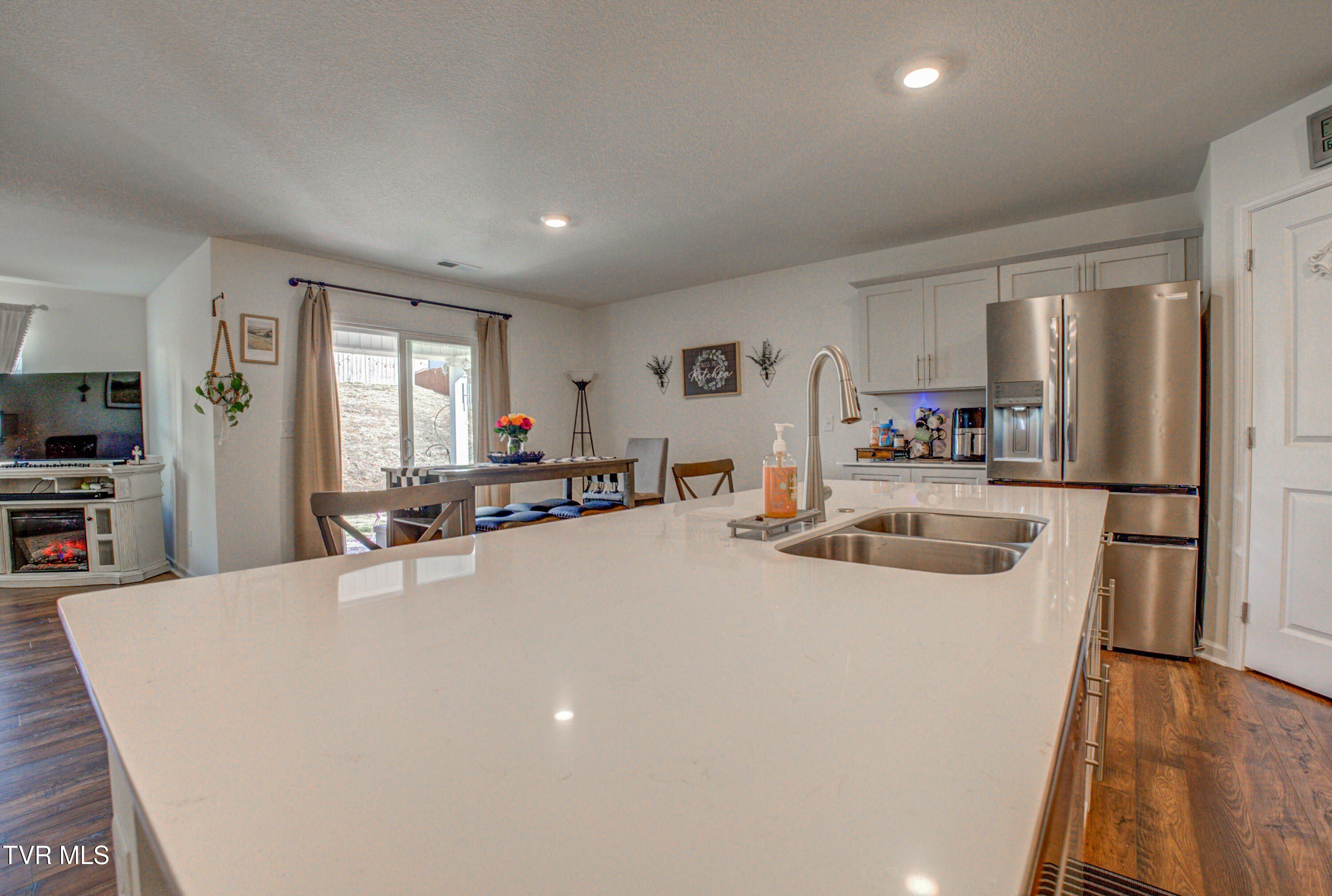 1048 Persimmon Hollow. Greeneville, TN 37745