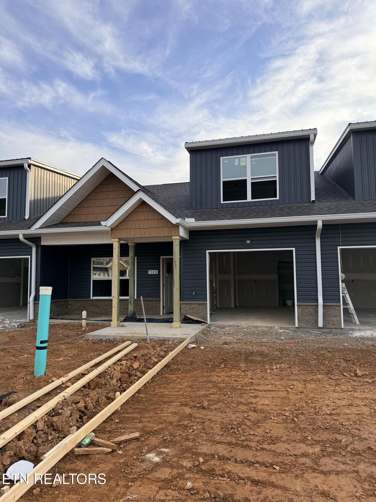 7328 Whispering Creek Lane. Powell, TN 37849