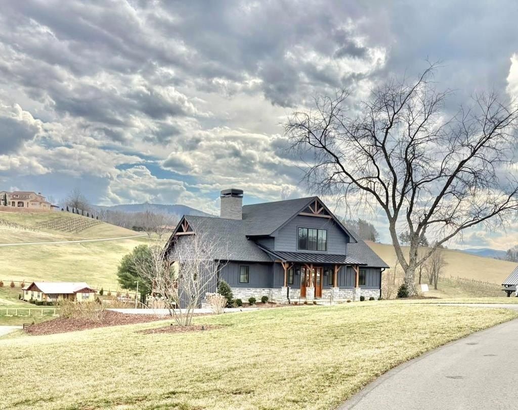 232 Farmhouse Village Trail. Butler, TN 37640