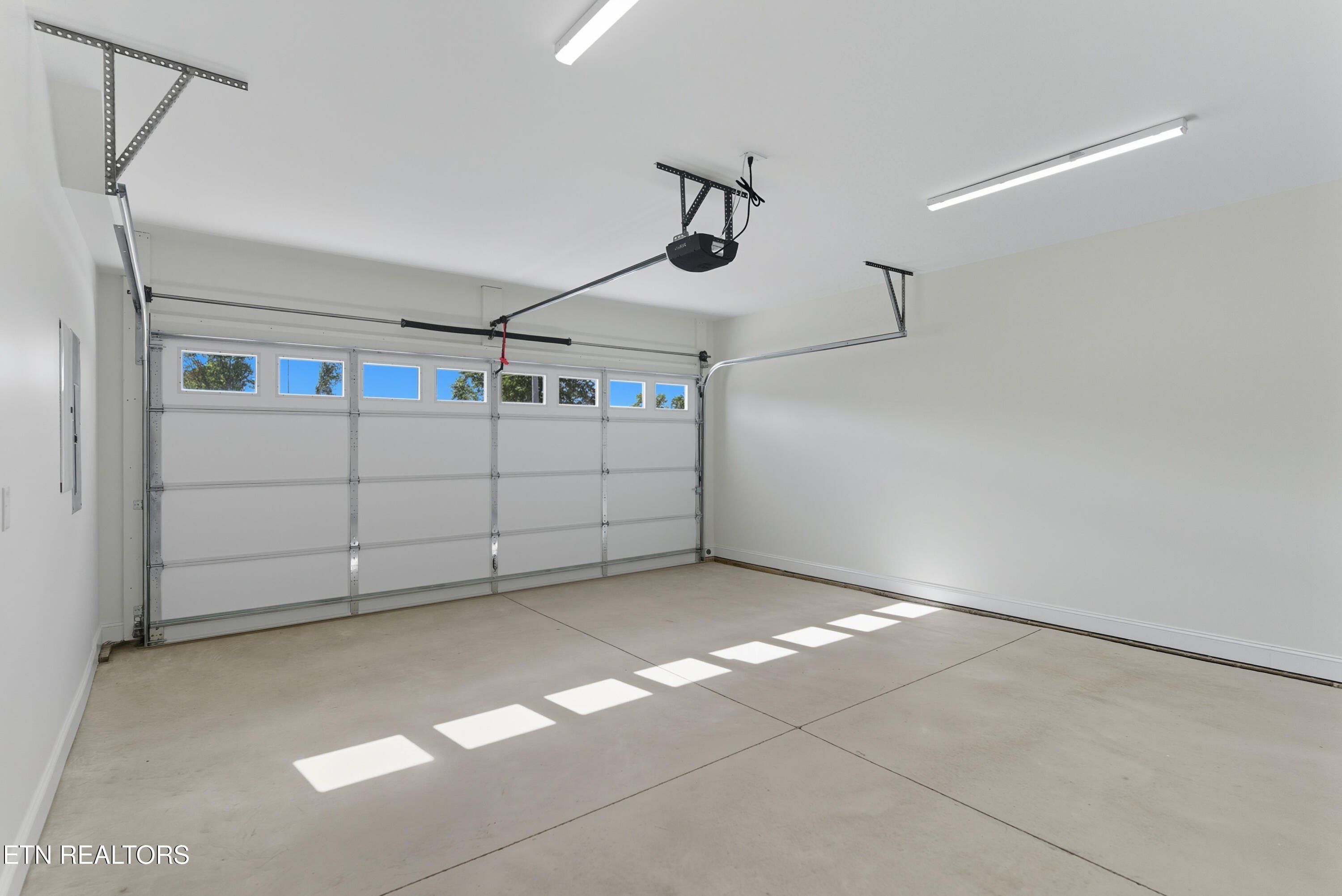 7350 Whispering Creek Lane. Powell, TN 37849