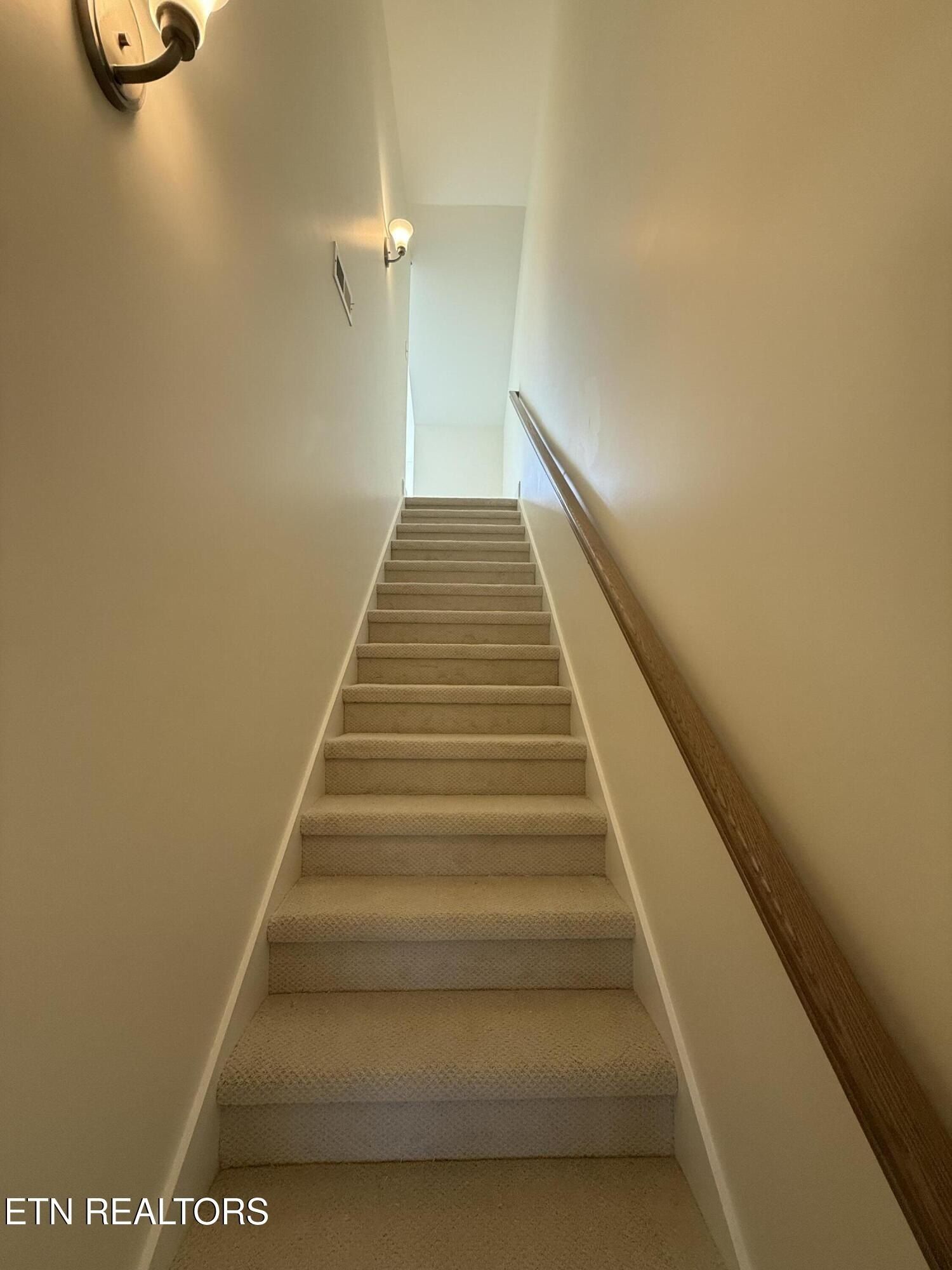 7334 Whispering Creek Lane. Powell, TN 37849