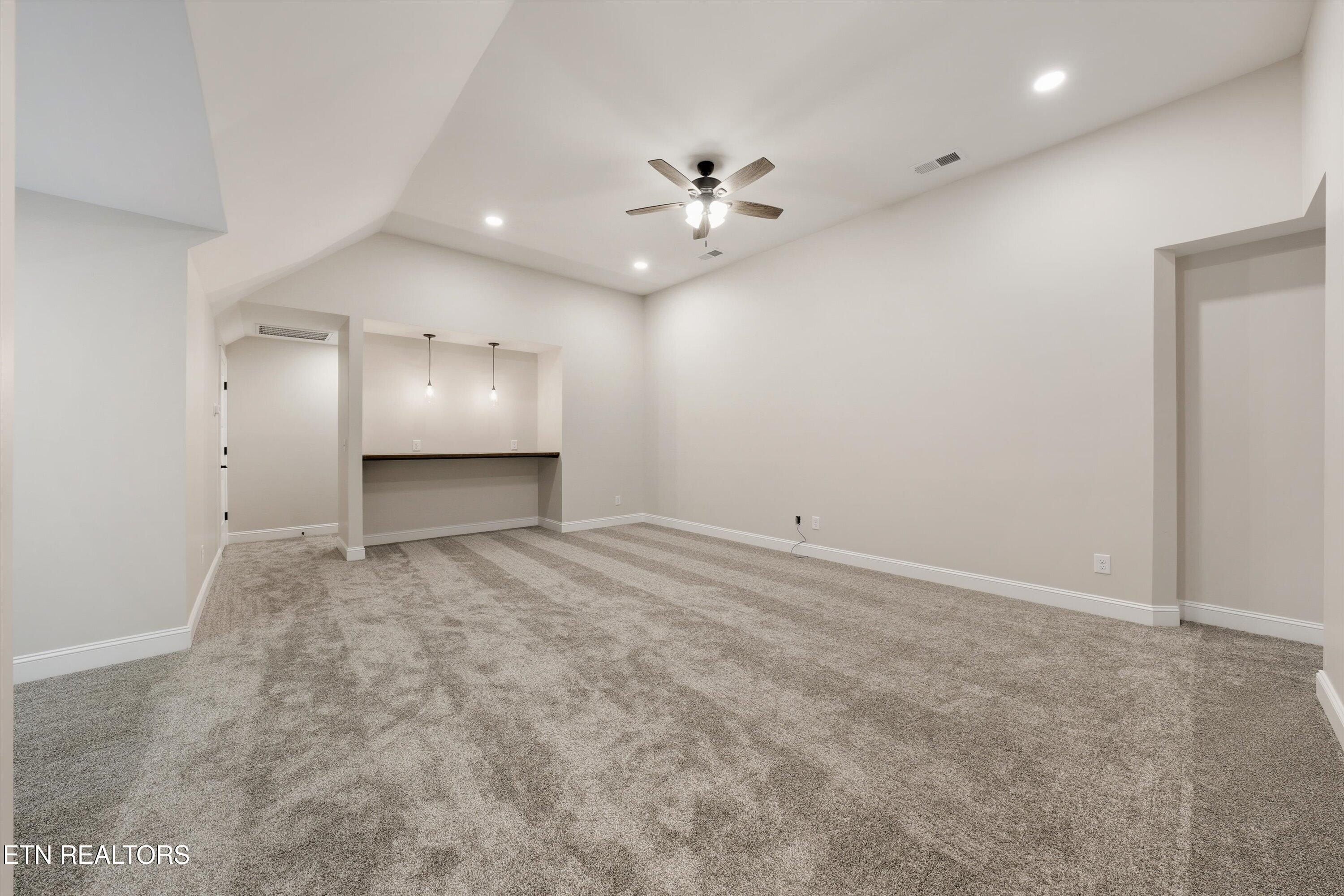 Knoll Pines Lane. Powell, TN 37849