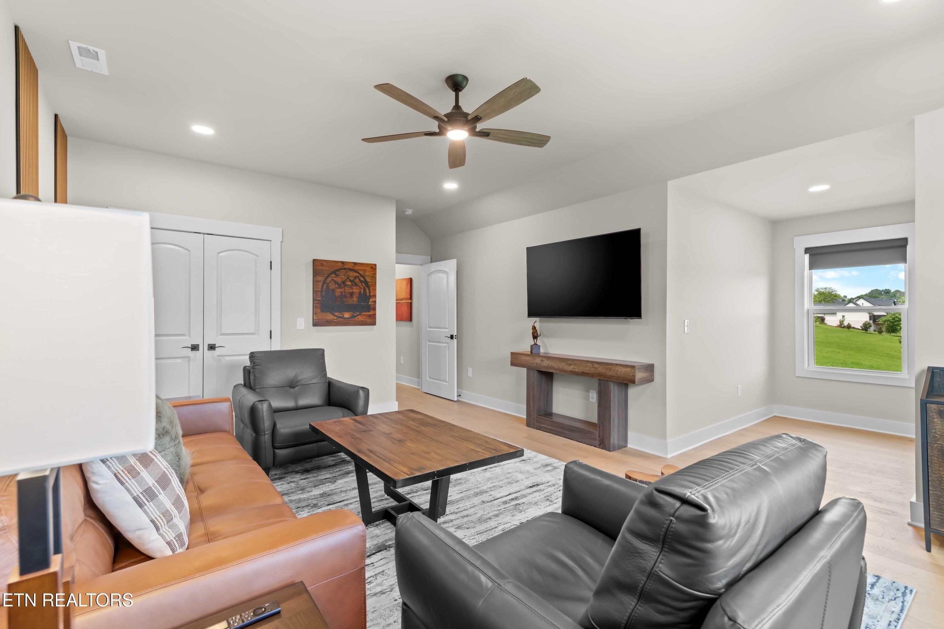179 Island Circle. Loudon, TN 37774
