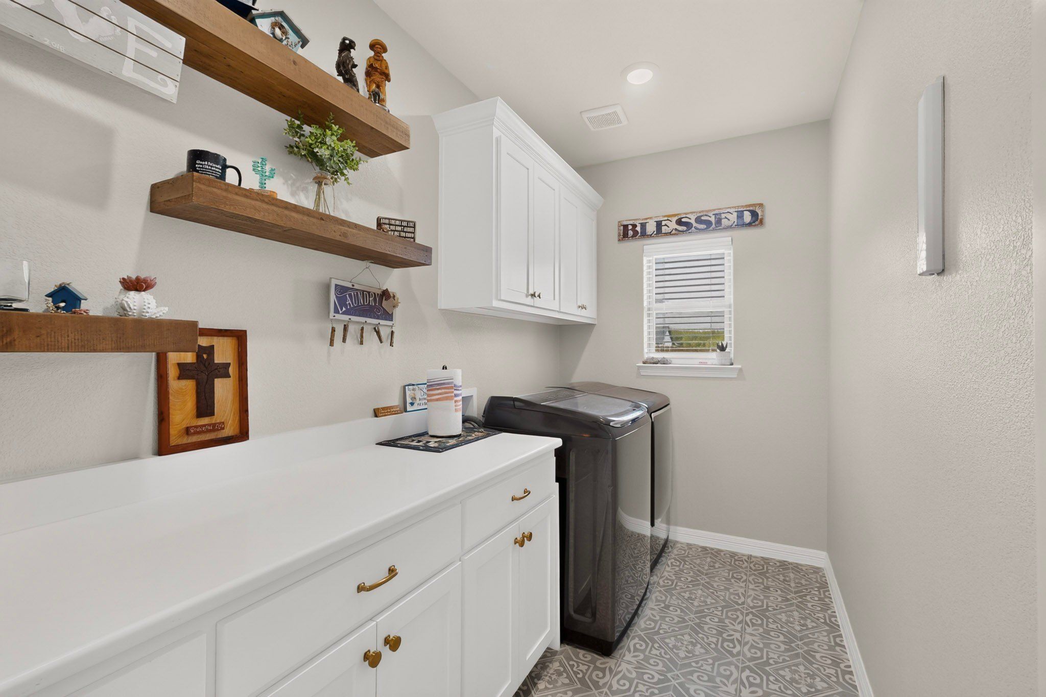 1564 S Saylee Lane. Burleson, TX 76028