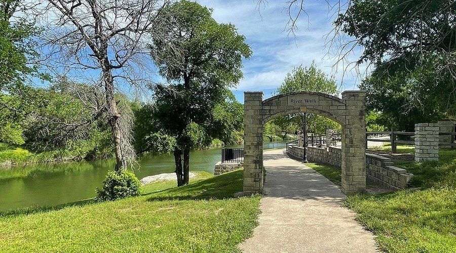 1207 Ne Barnard Street. Glen Rose, TX 76043
