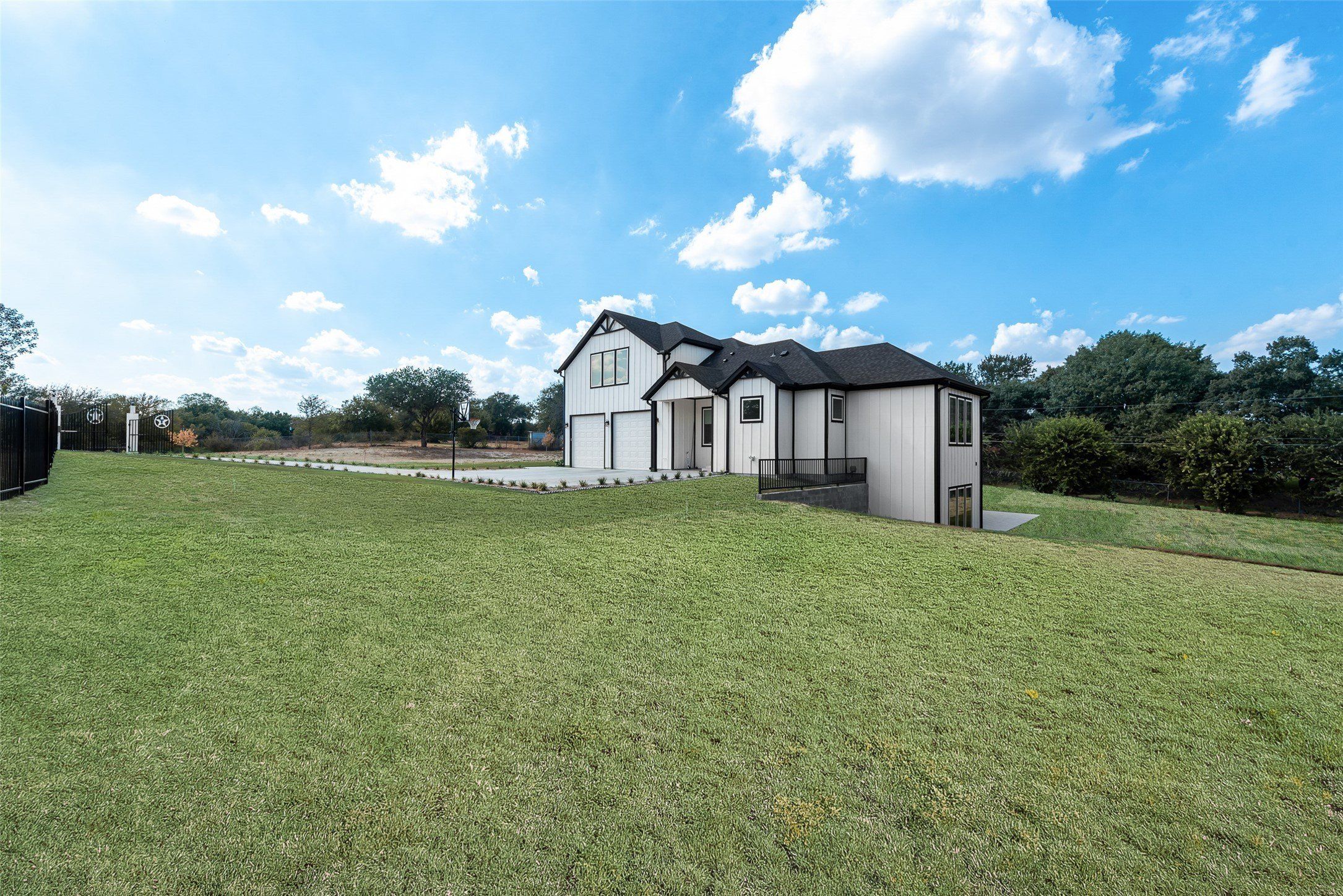 911 Oldgate Road. Lakeside, TX 76108