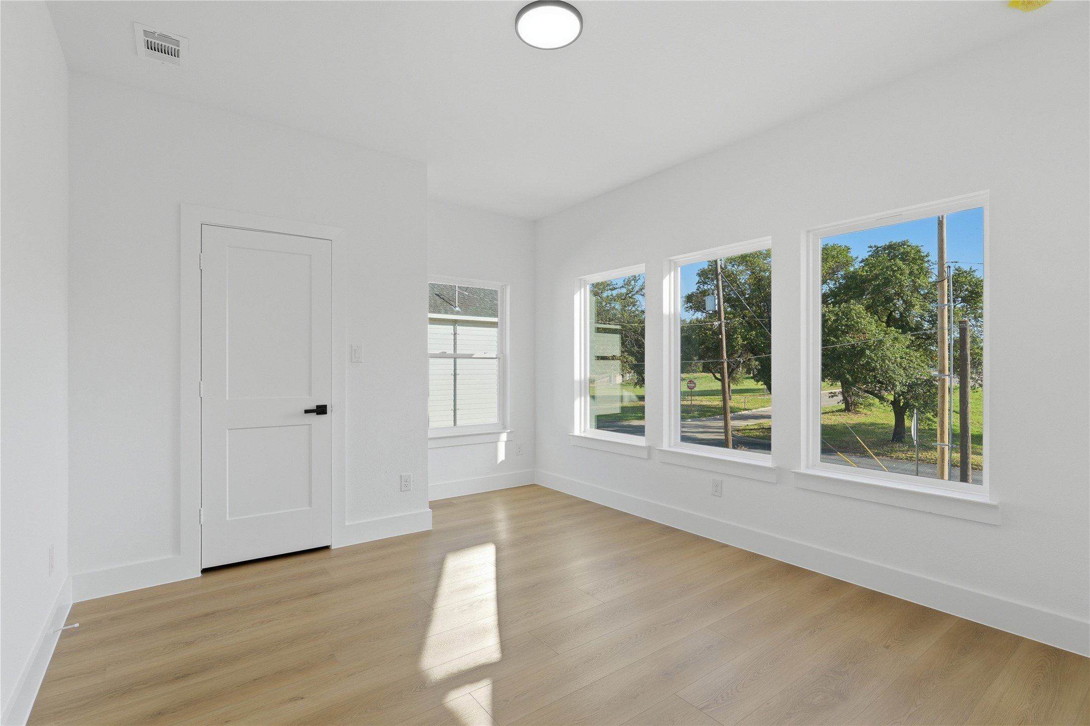 5806 Carlton Garrett Street. Dallas, TX 75215