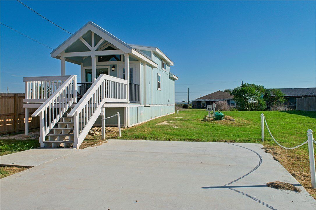 211 W Pompano. Rockport, TX 78382