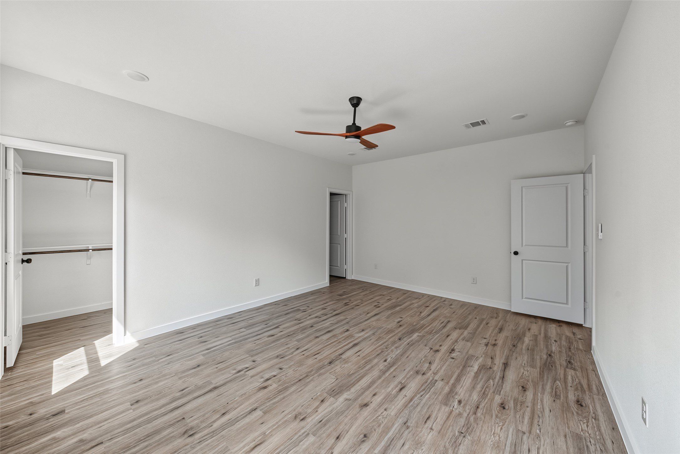 5824 Stonegate Circle. Granbury, TX 76048