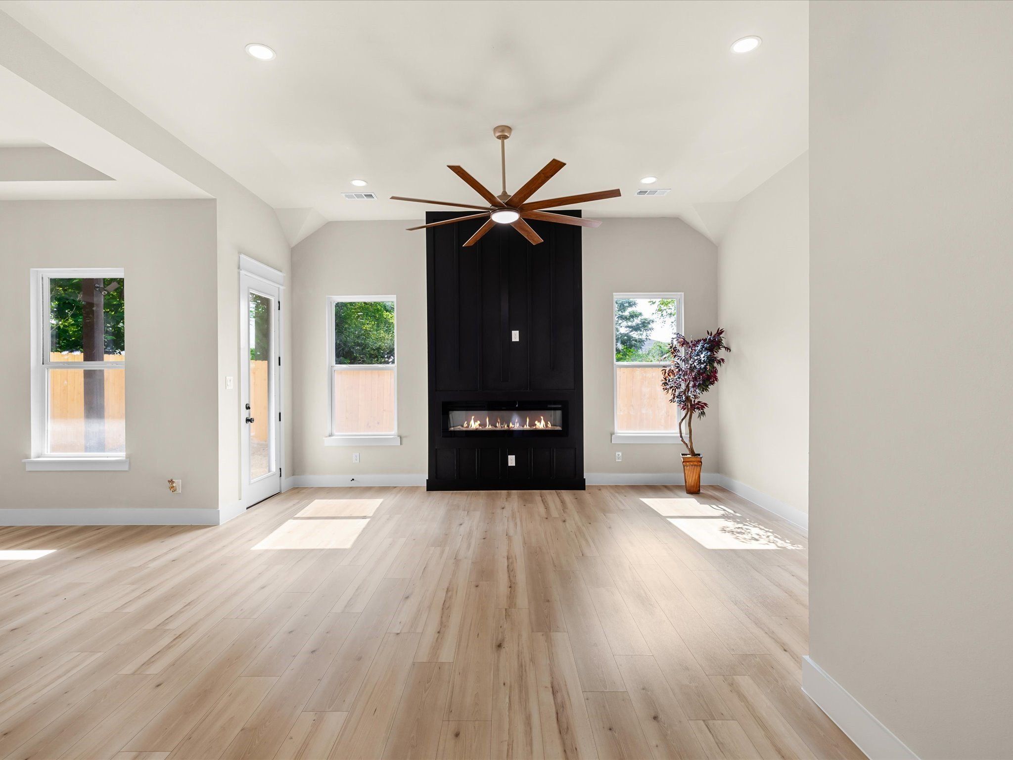 2127 Amanda Avenue. Fort Worth, TX 76105