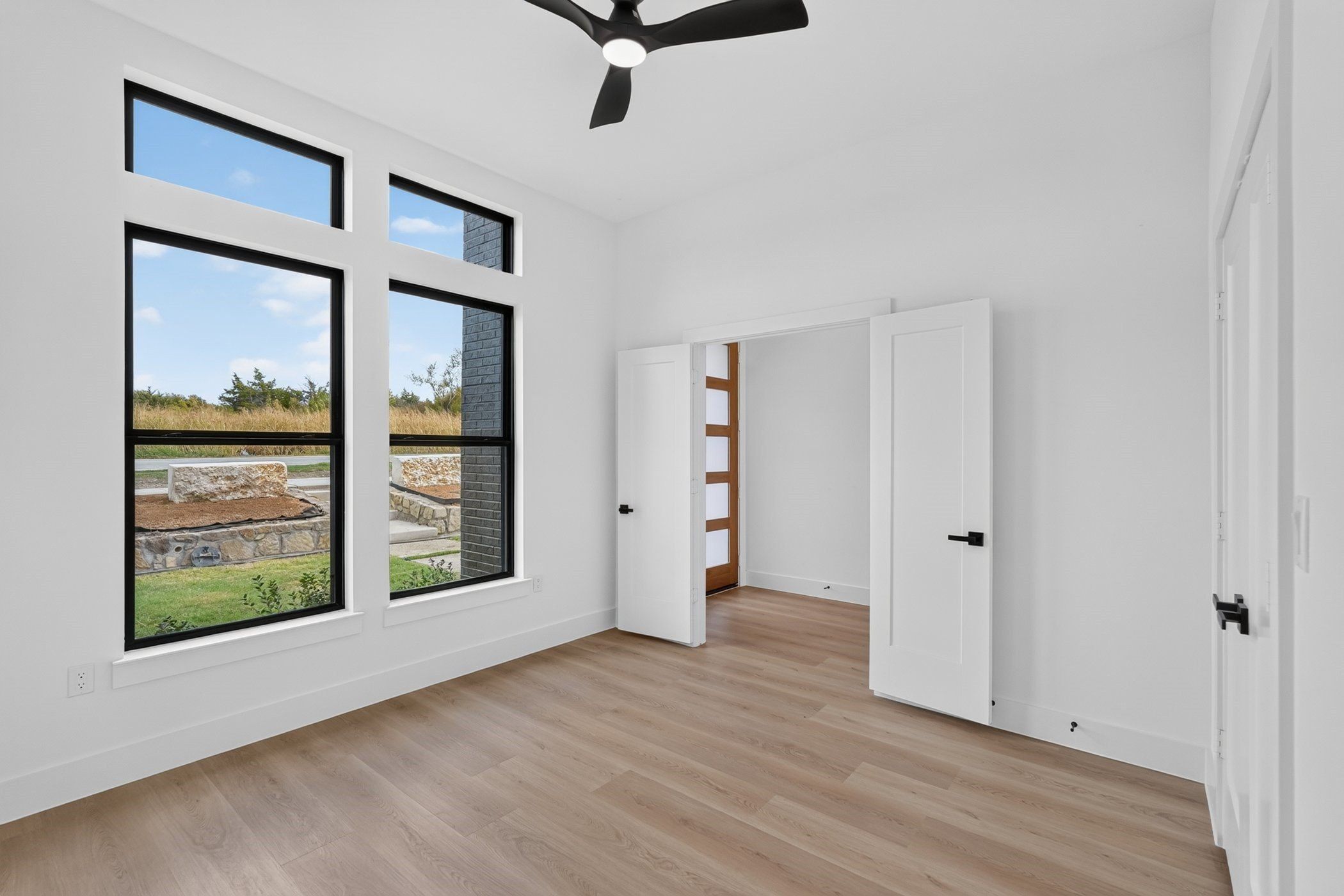 1664 W Wintergreen Road. Lancaster, TX 75134