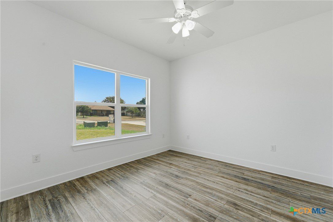 152 Creekwood Drive. Gonzales, TX 78629