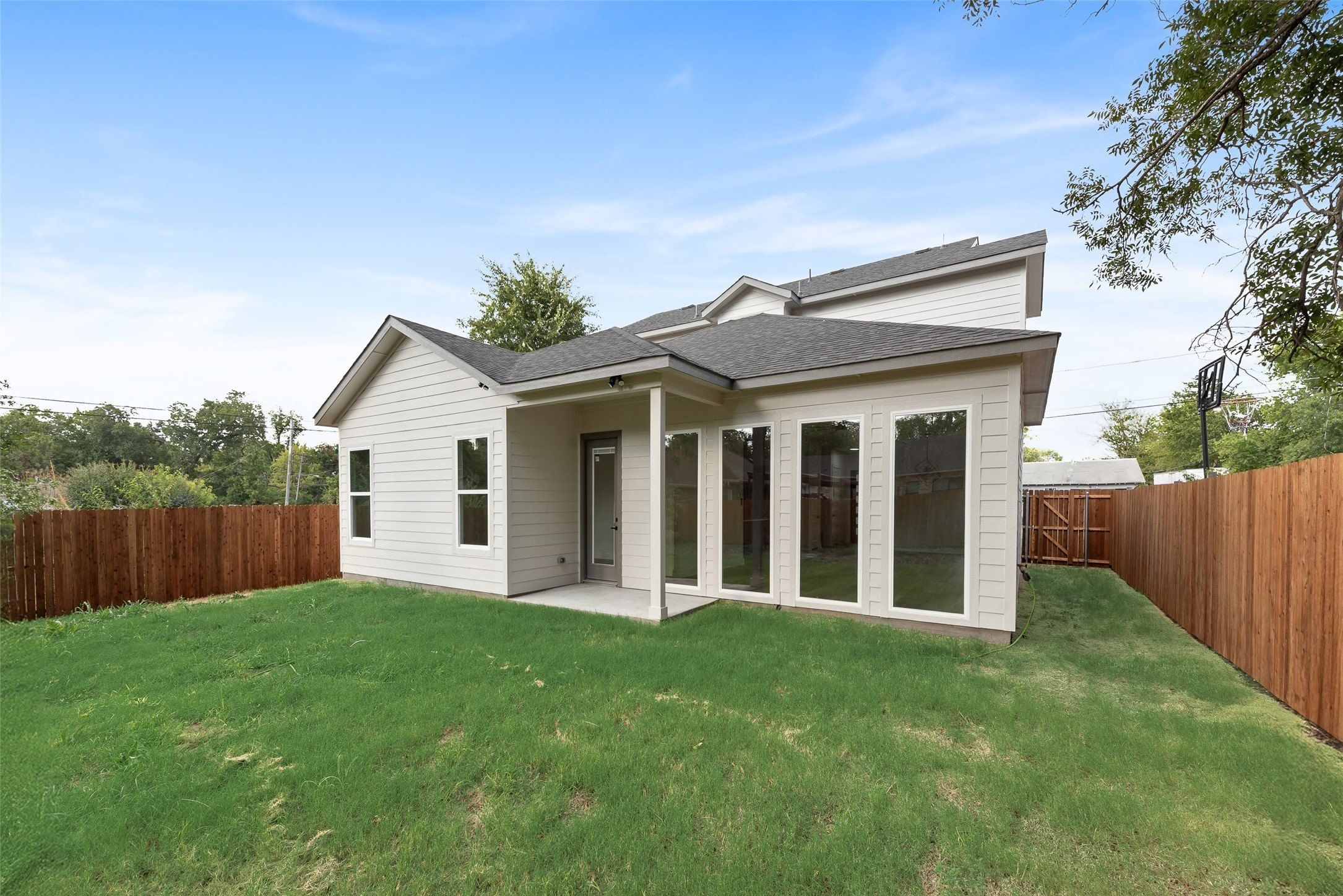 1307 Diceman Avenue. Dallas, TX 75203